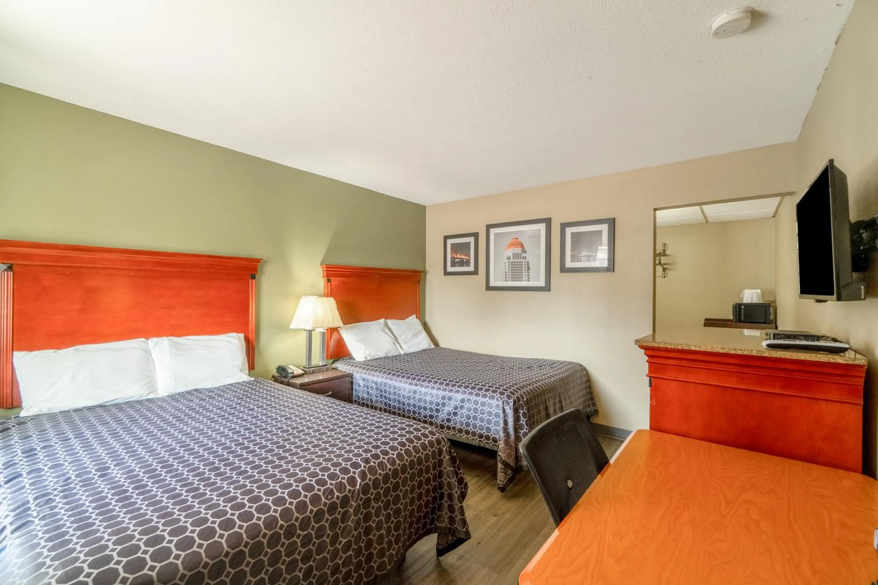 Bedroom in Deluxe Inn & Suites By OYO Miami OK