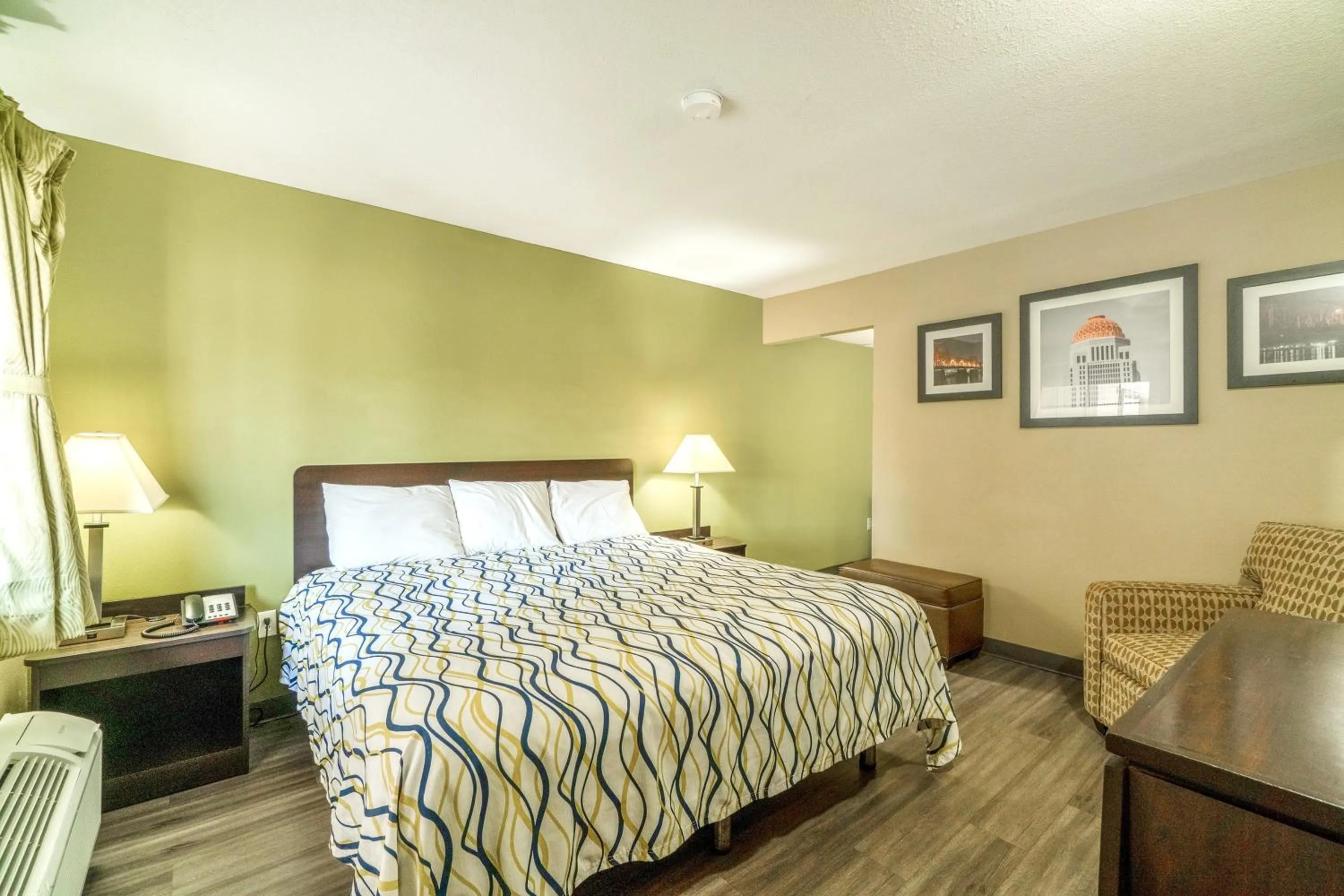 Bedroom in Deluxe Inn & Suites By OYO Miami OK