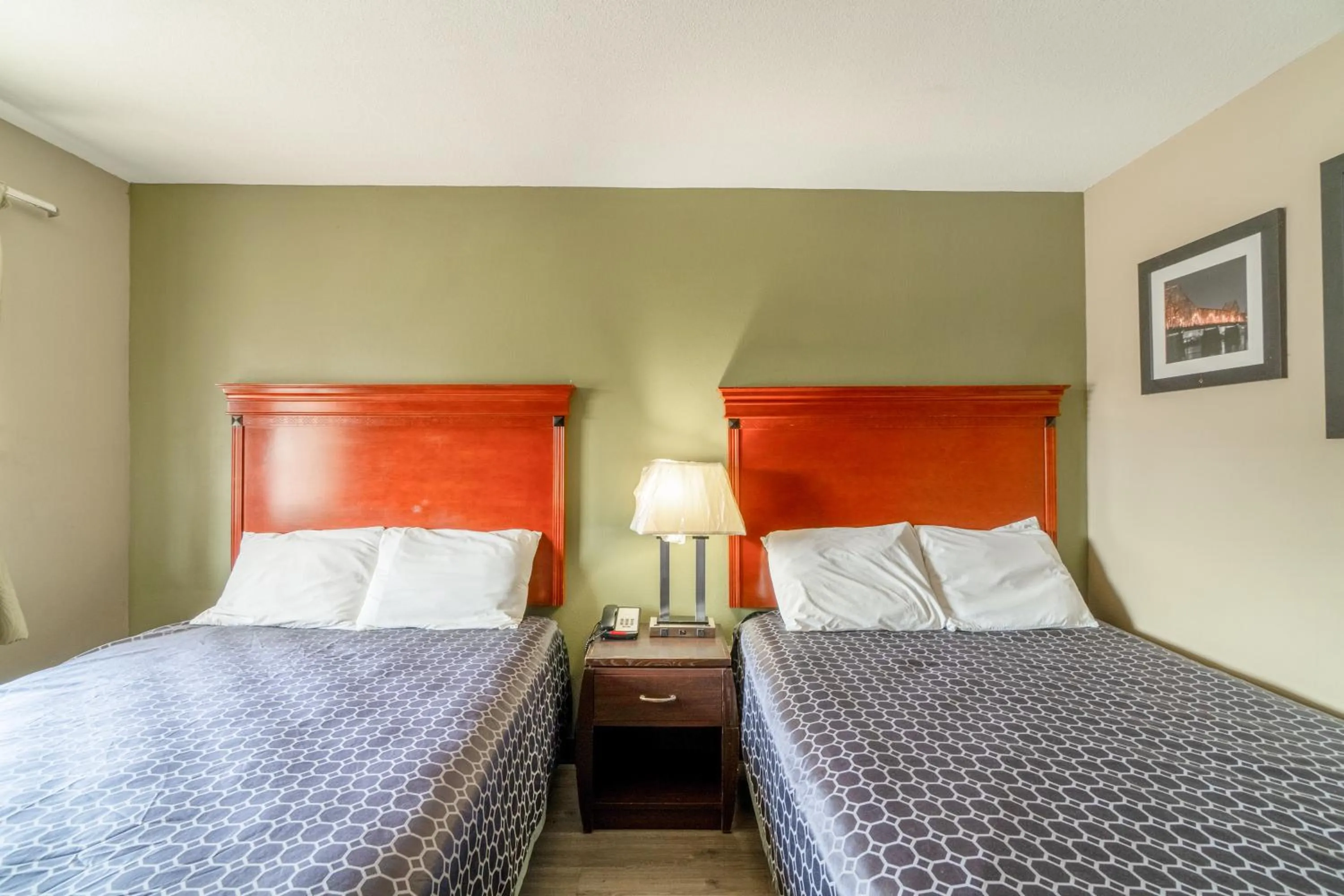 Bedroom in Deluxe Inn & Suites By OYO Miami OK