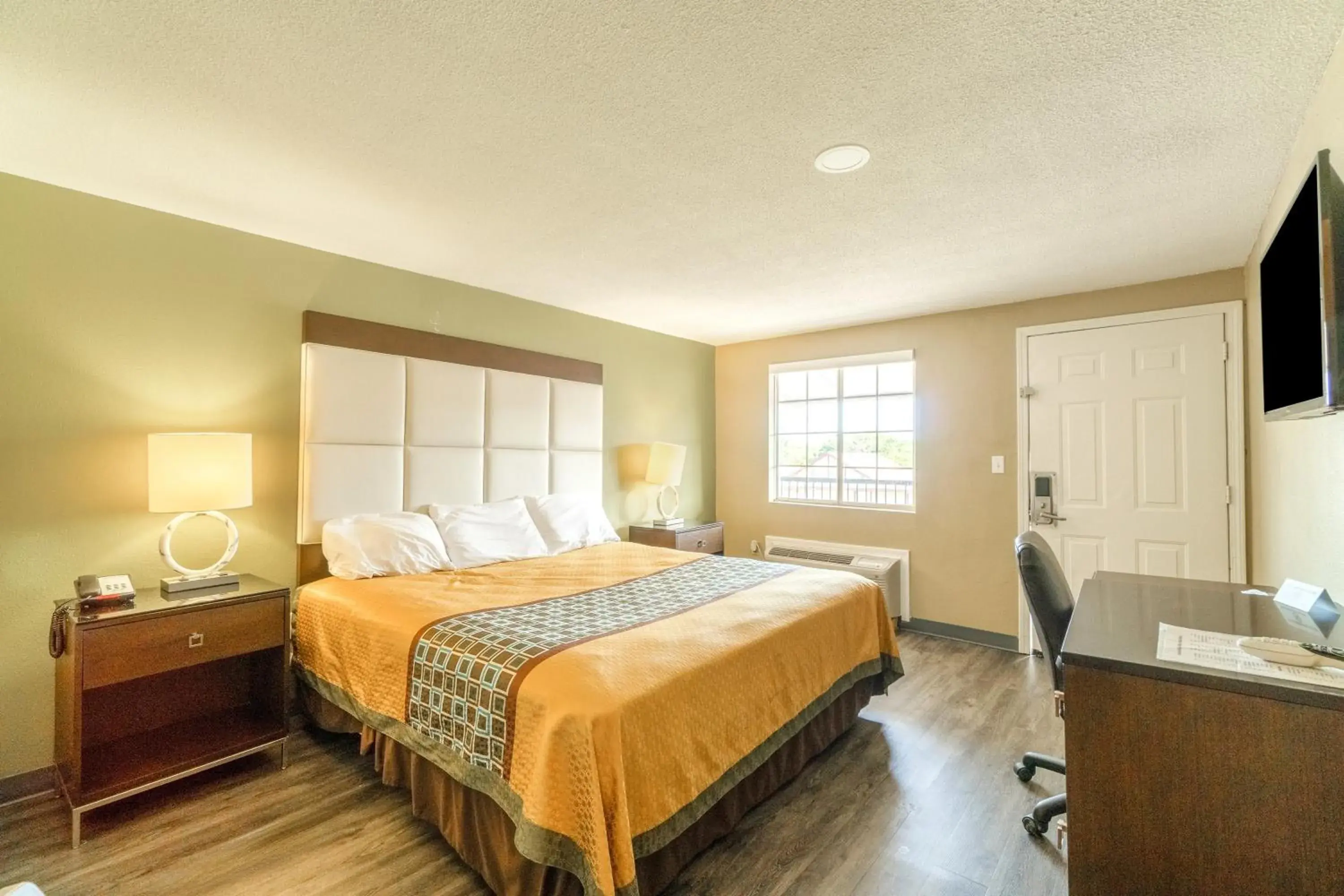 King Bed Non-Smoking in Deluxe Inn & Suites By OYO Miami OK King Bed Non-Smoking in Deluxe Inn & Suites By OYO Miami OK