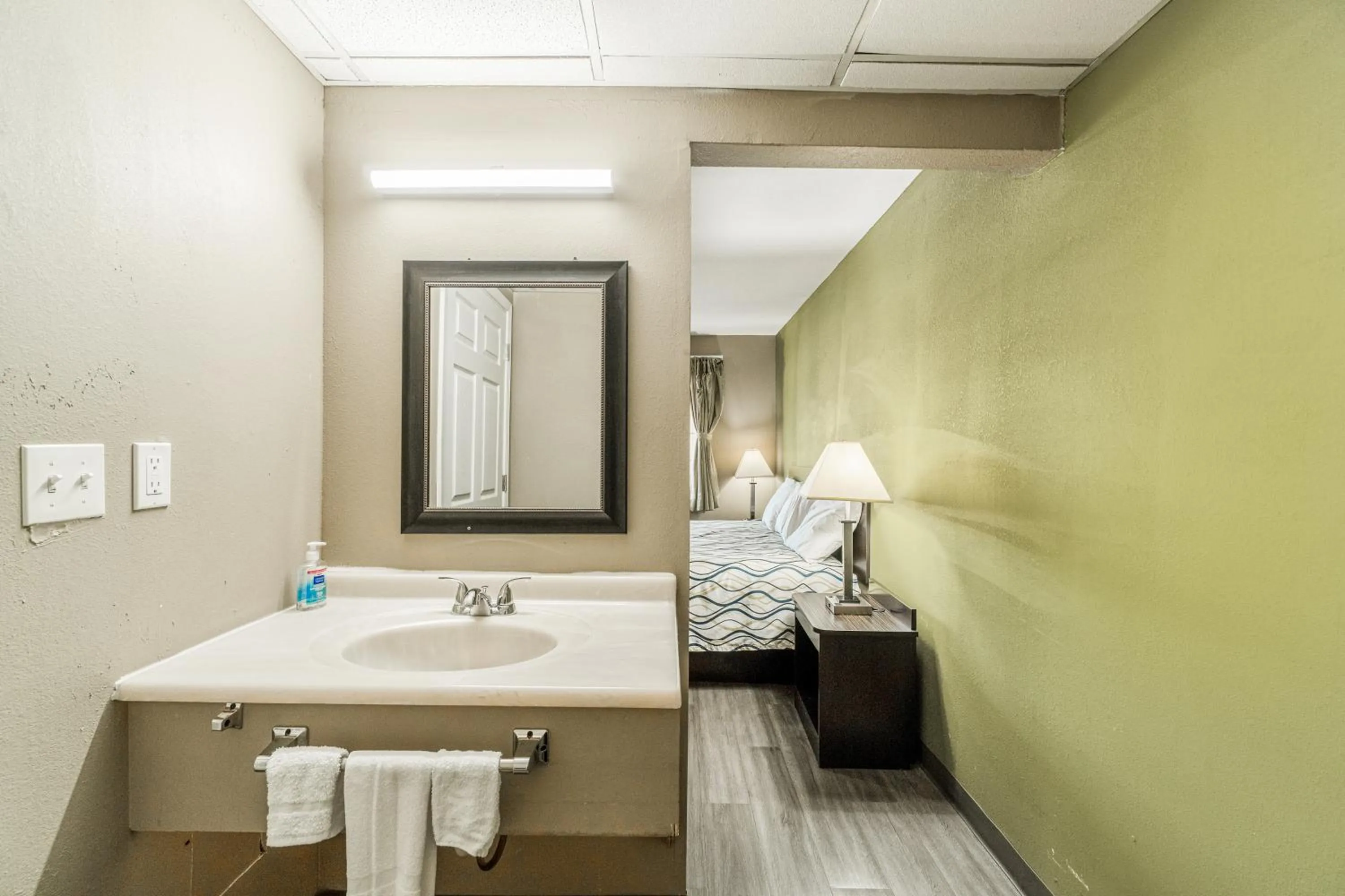 Bathroom in Deluxe Inn & Suites By OYO Miami OK