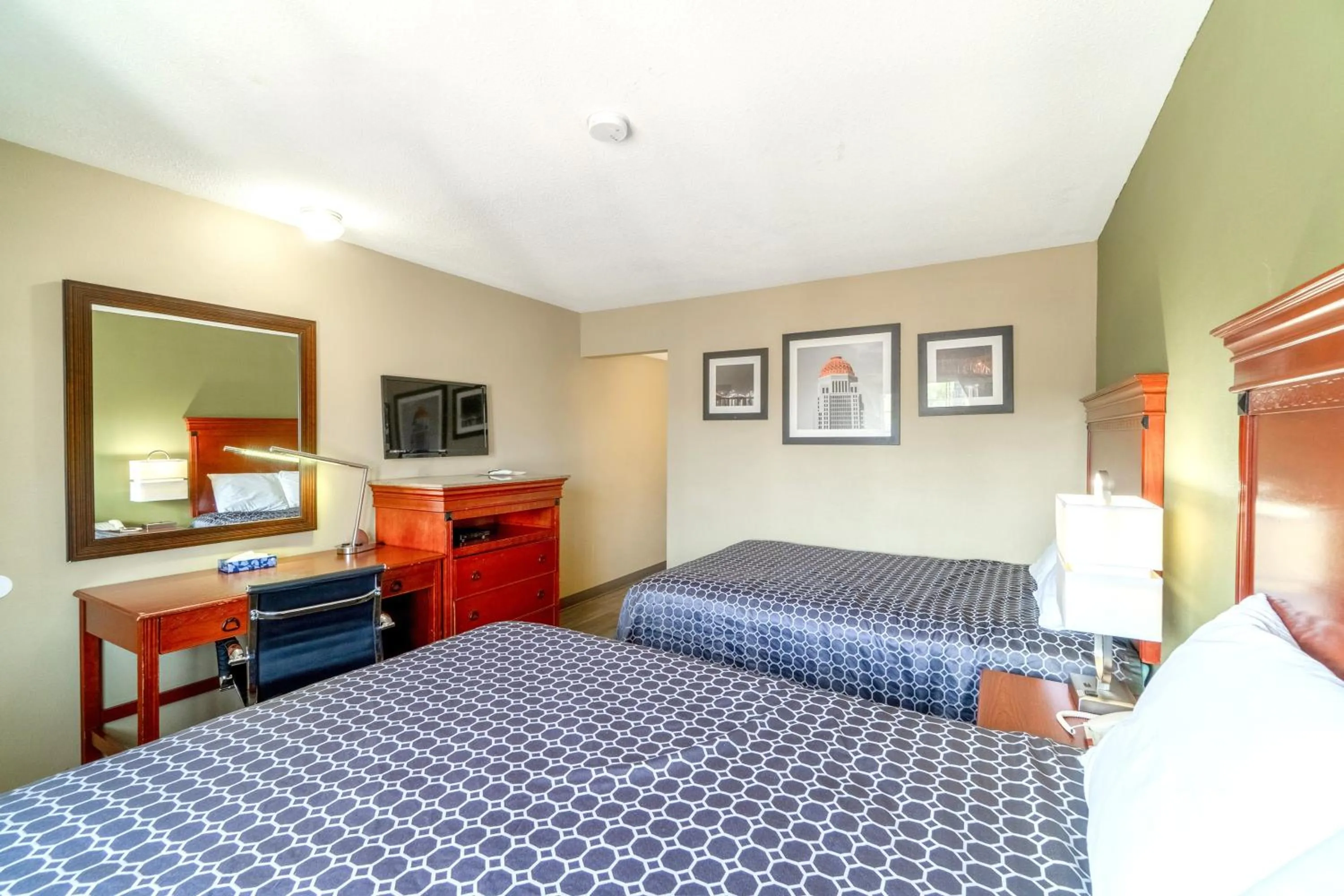 Bedroom in Deluxe Inn & Suites By OYO Miami OK