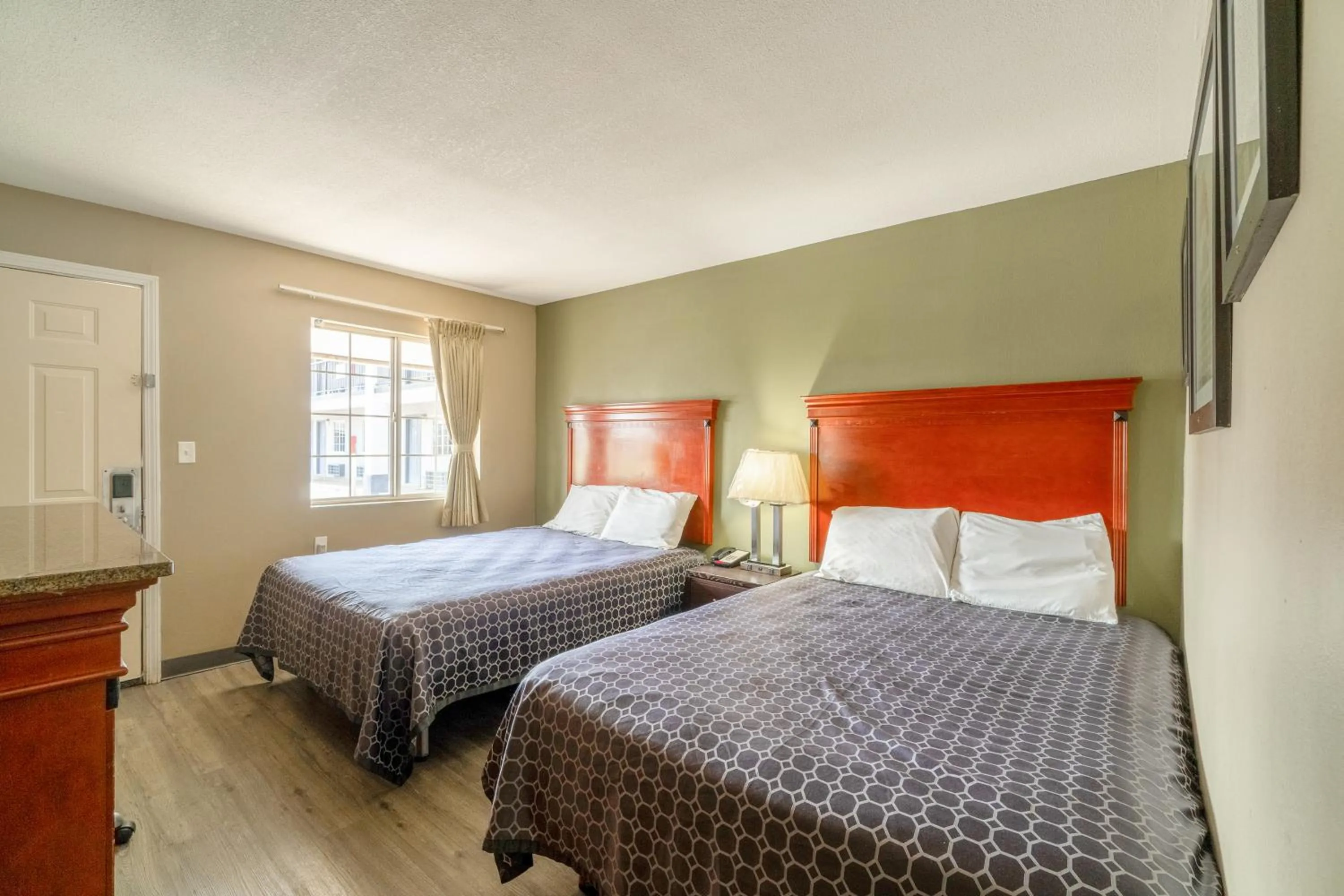 Bedroom in Deluxe Inn & Suites By OYO Miami OK