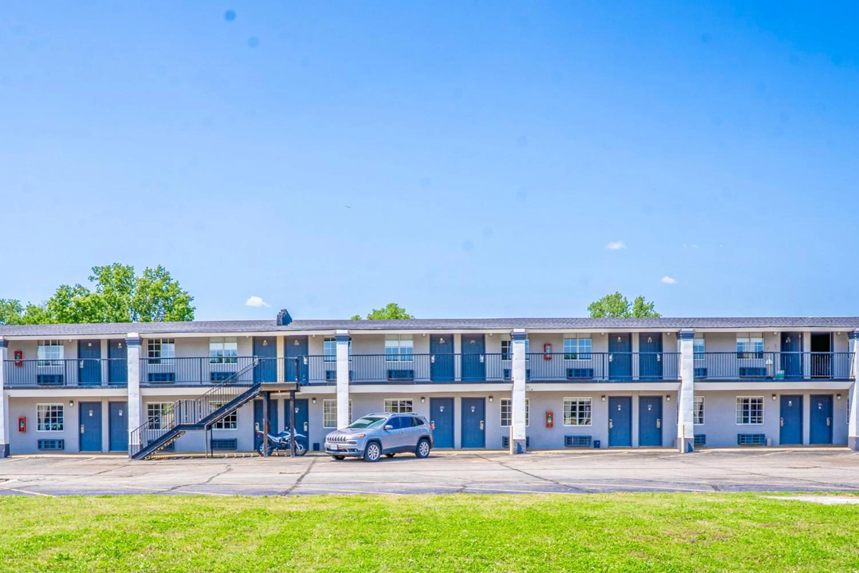 Parking in Deluxe Inn & Suites By OYO Miami OK