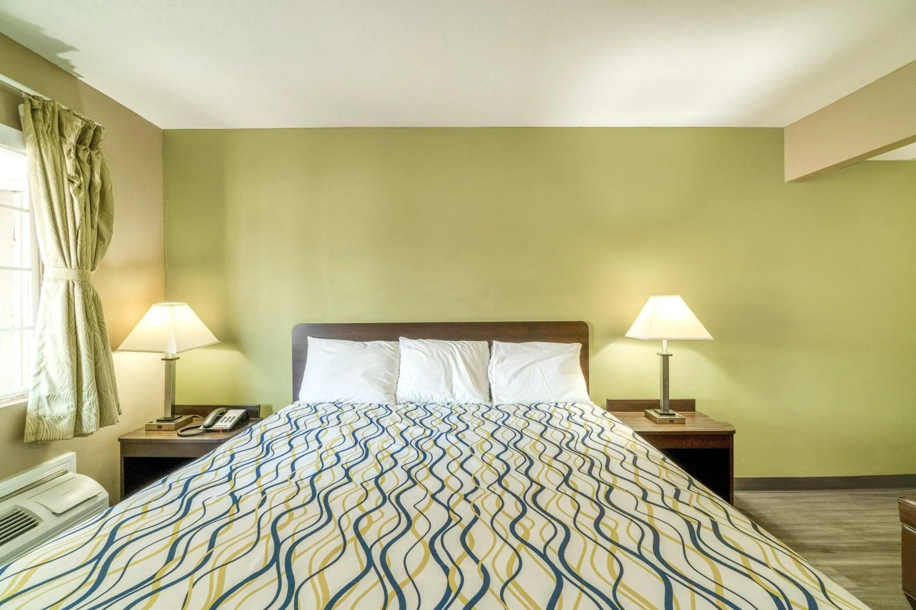 Bedroom in Deluxe Inn & Suites By OYO Miami OK