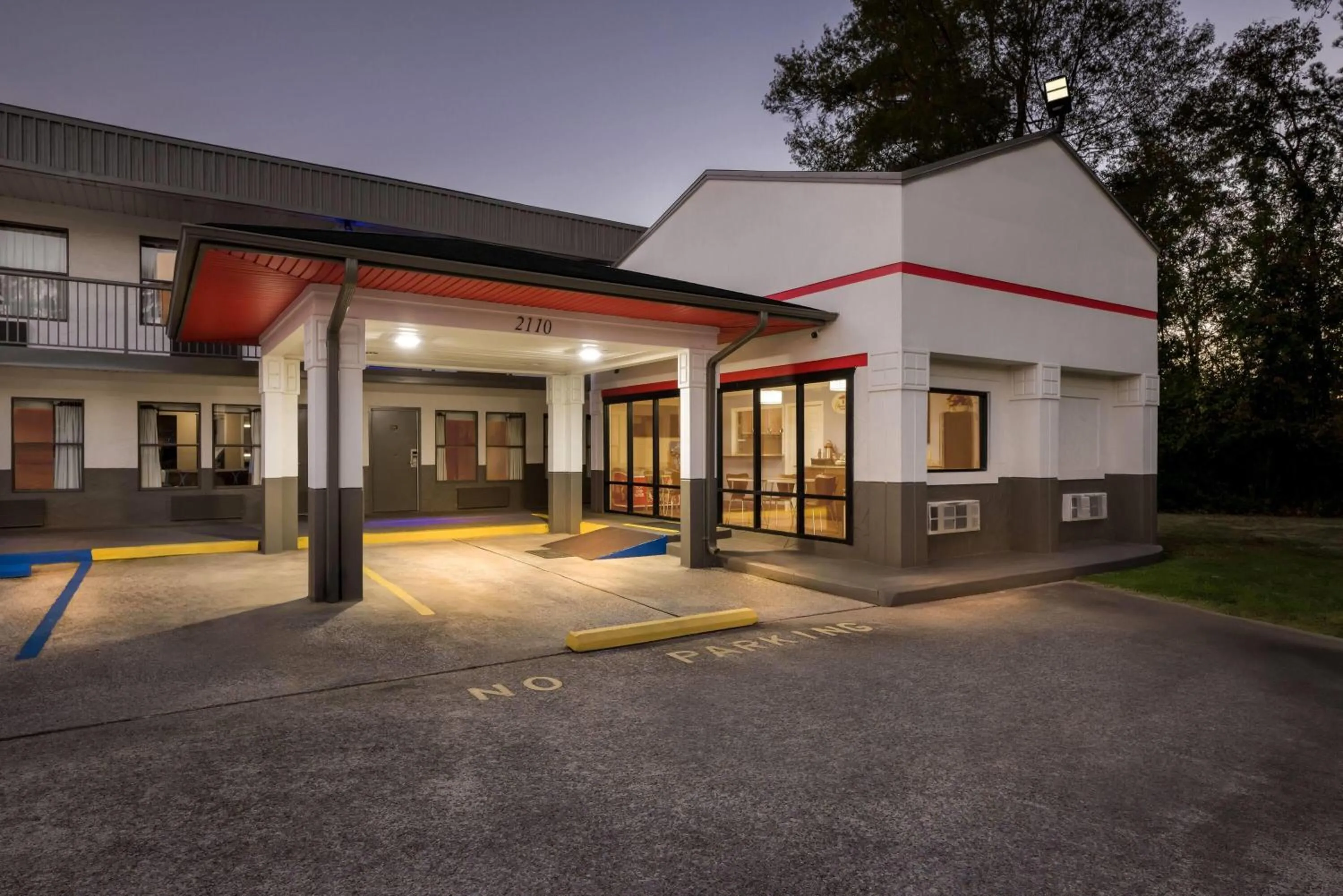 Property building in Super 8 by Wyndham Gadsden AL