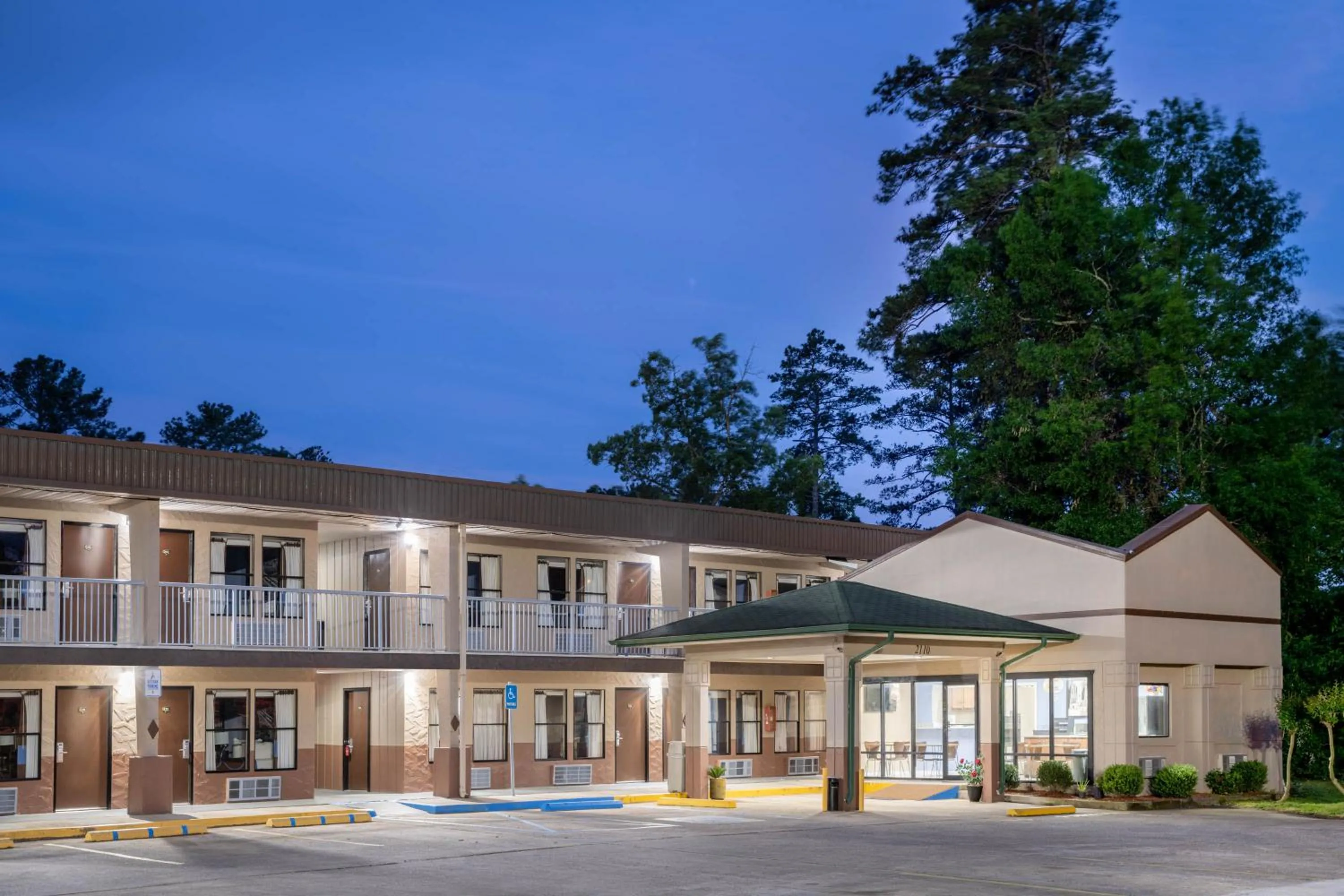 Property building in Super 8 by Wyndham Gadsden AL