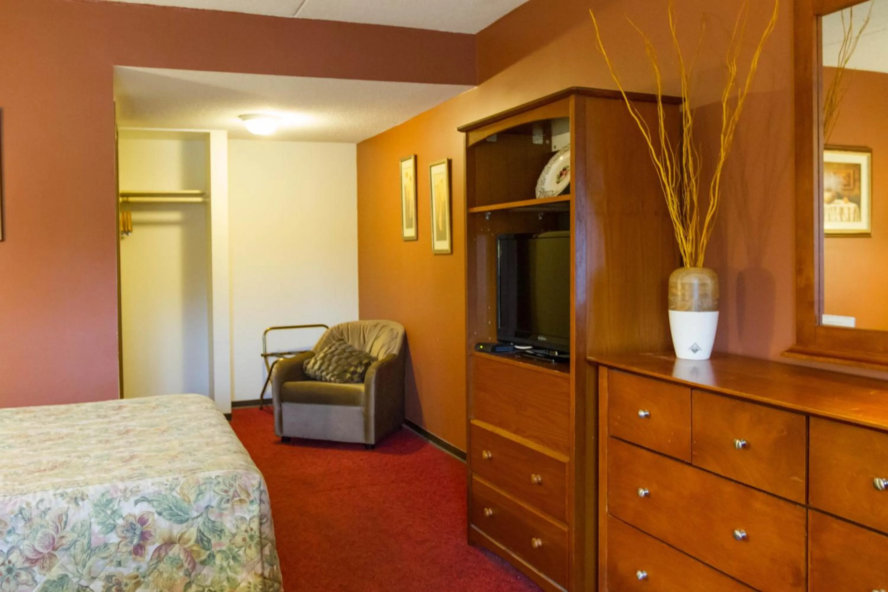 Photo of the whole room in Niagara Falls Motor Lodge