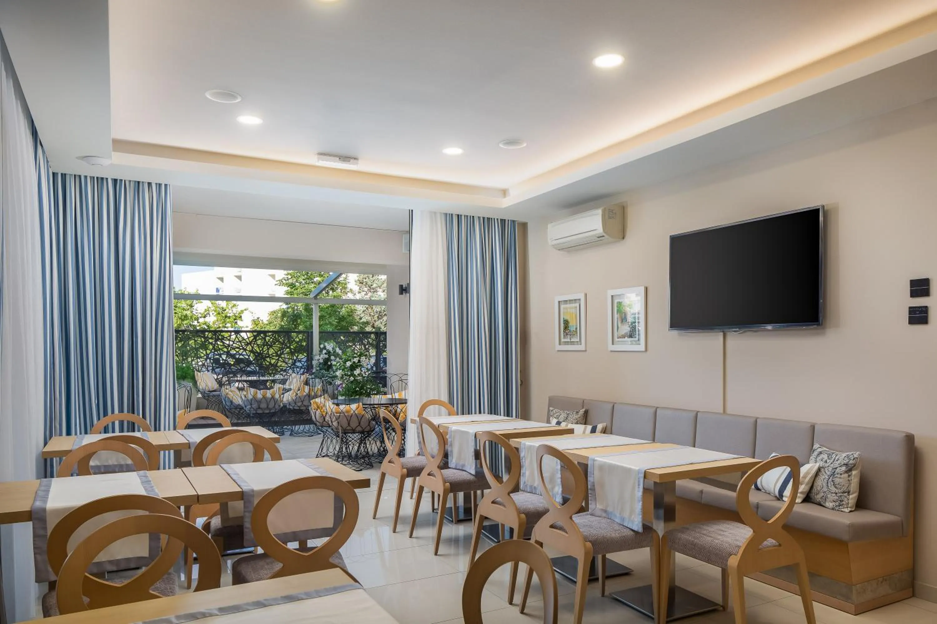 Restaurant/places to eat in Aparthotel Flora