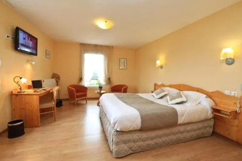 Bed in Logis Hotel Spa Restaurant Le Provence