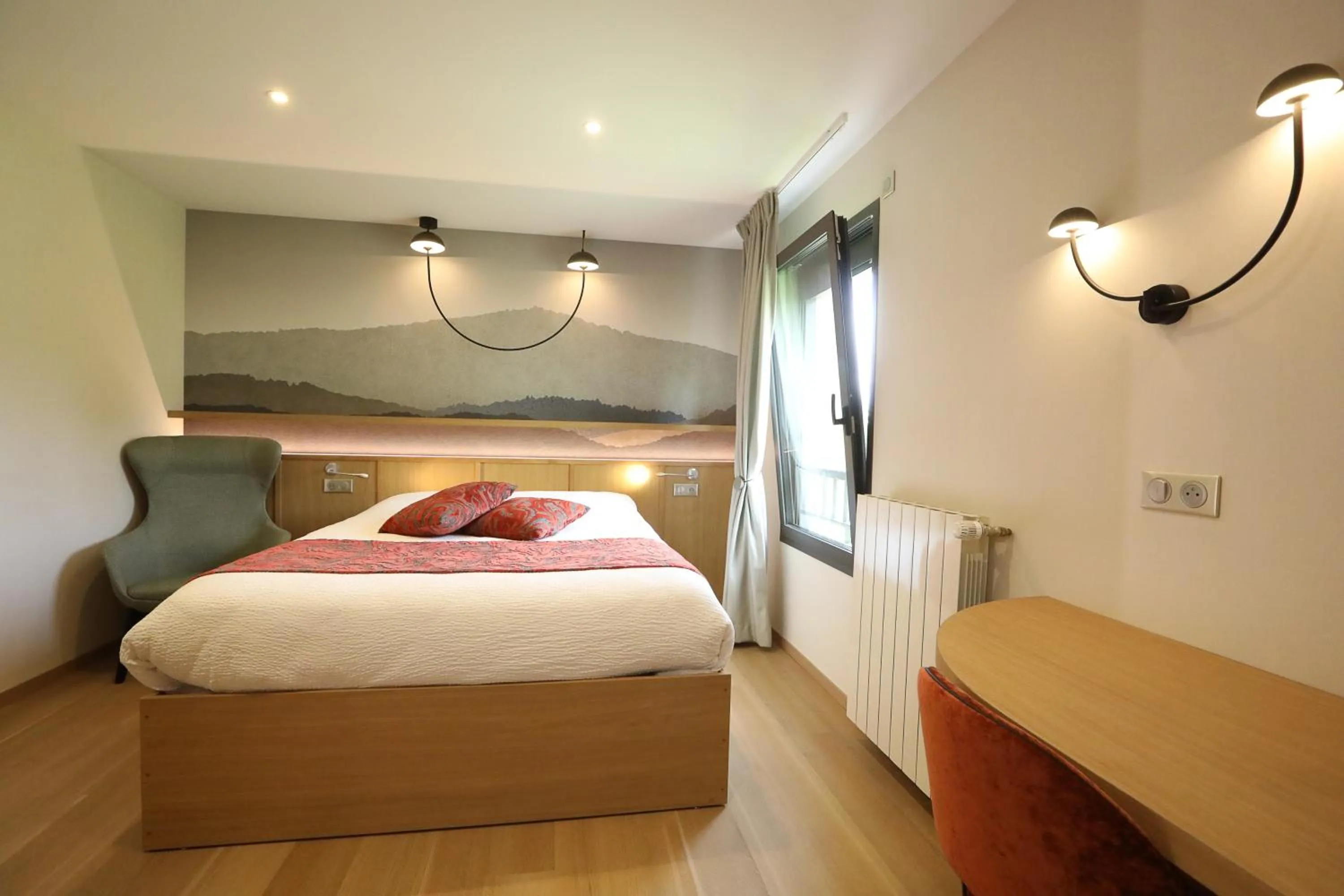 Bed in Logis Hotel Spa Restaurant Le Provence