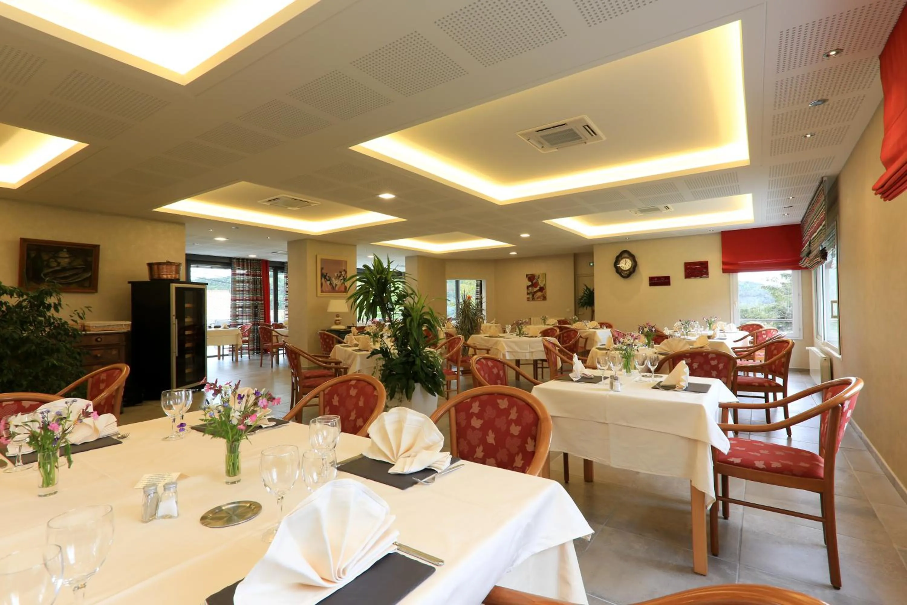 Restaurant/places to eat in Logis Hotel Spa Restaurant Le Provence