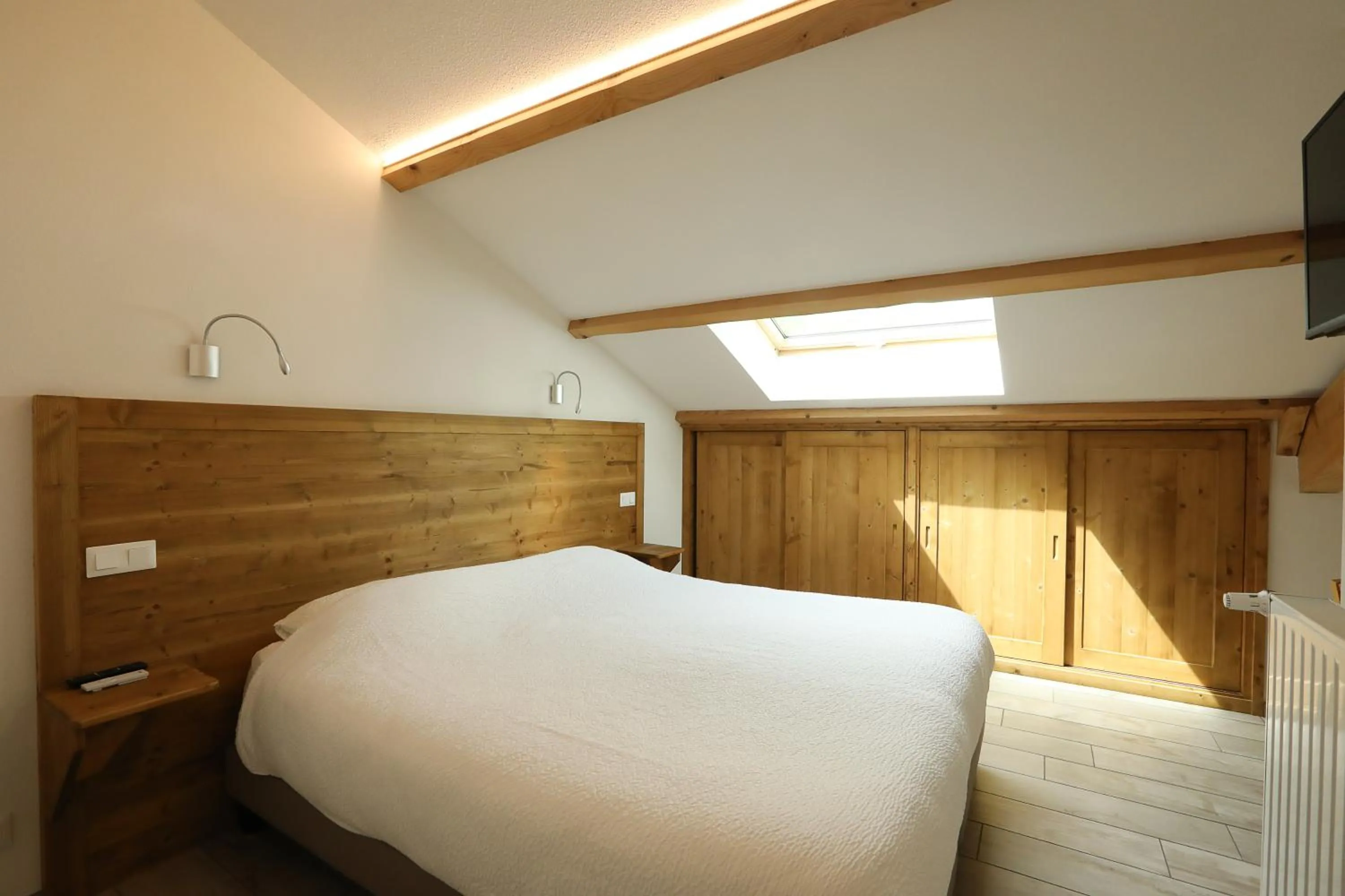 Bed in Logis Hotel Spa Restaurant Le Provence