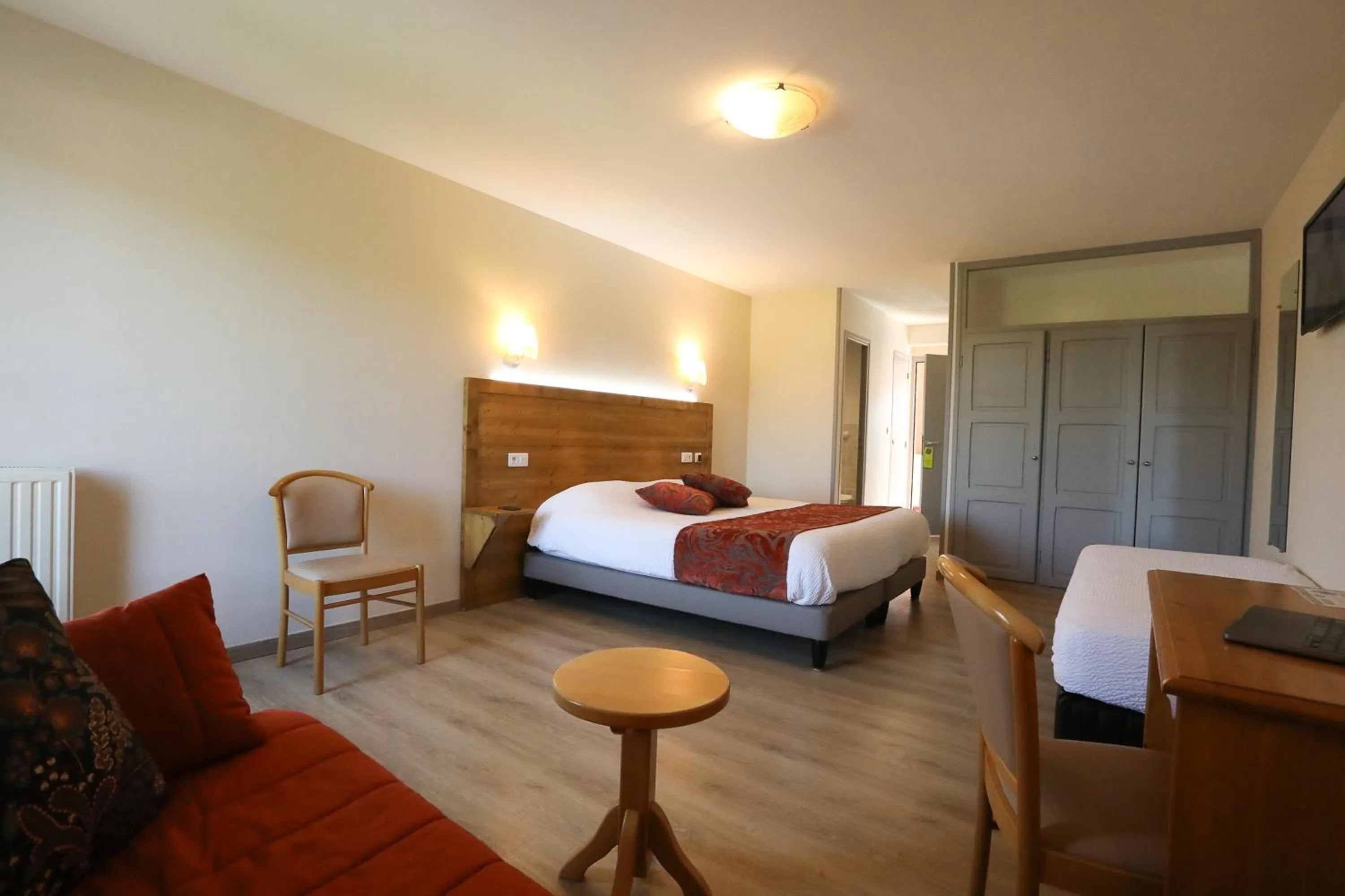 Bed in Logis Hotel Spa Restaurant Le Provence