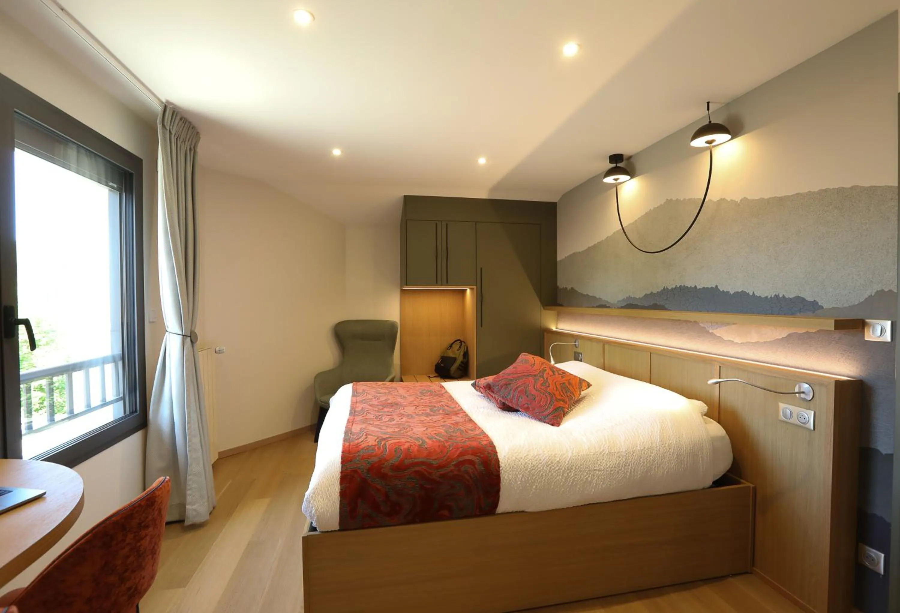 Bed in Logis Hotel Spa Restaurant Le Provence