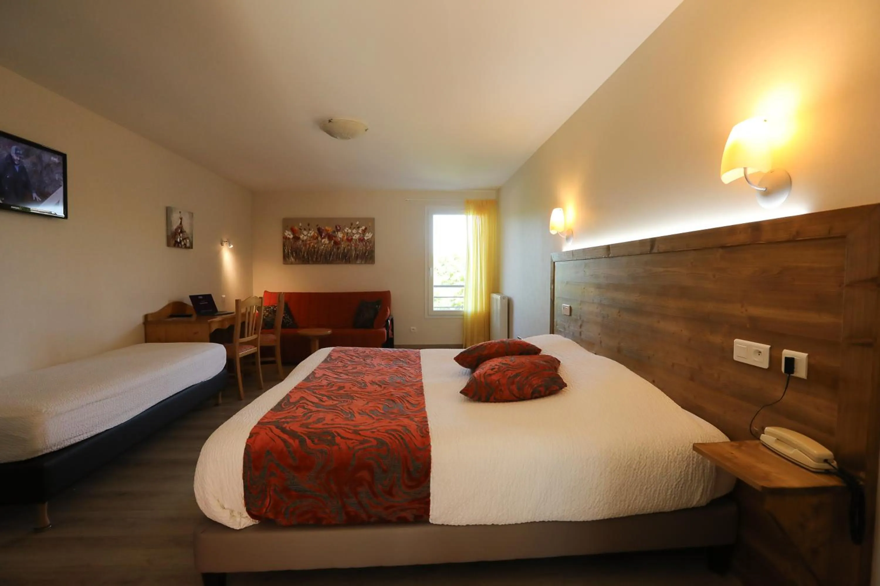 Bed in Logis Hotel Spa Restaurant Le Provence