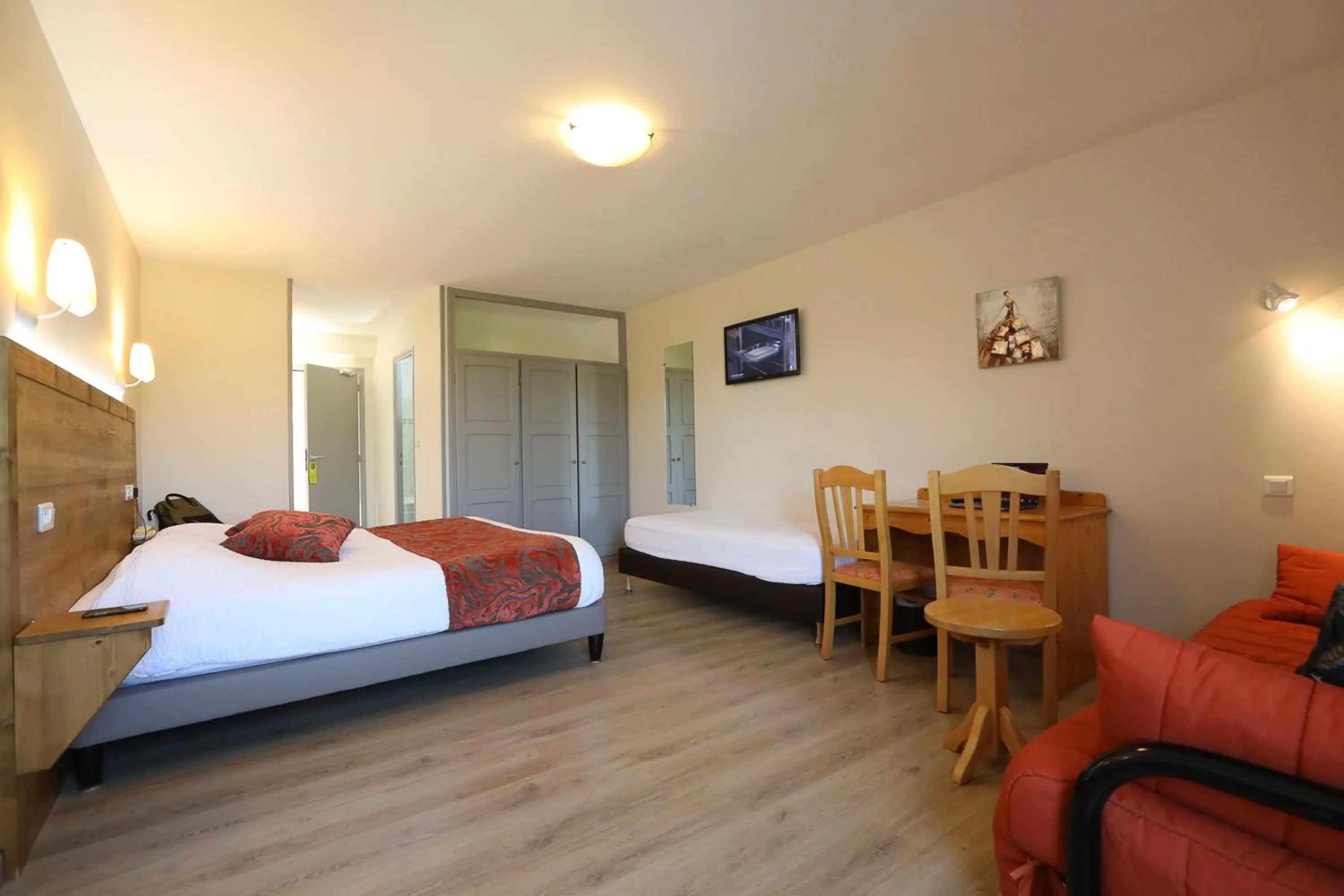 Bed in Logis Hotel Spa Restaurant Le Provence