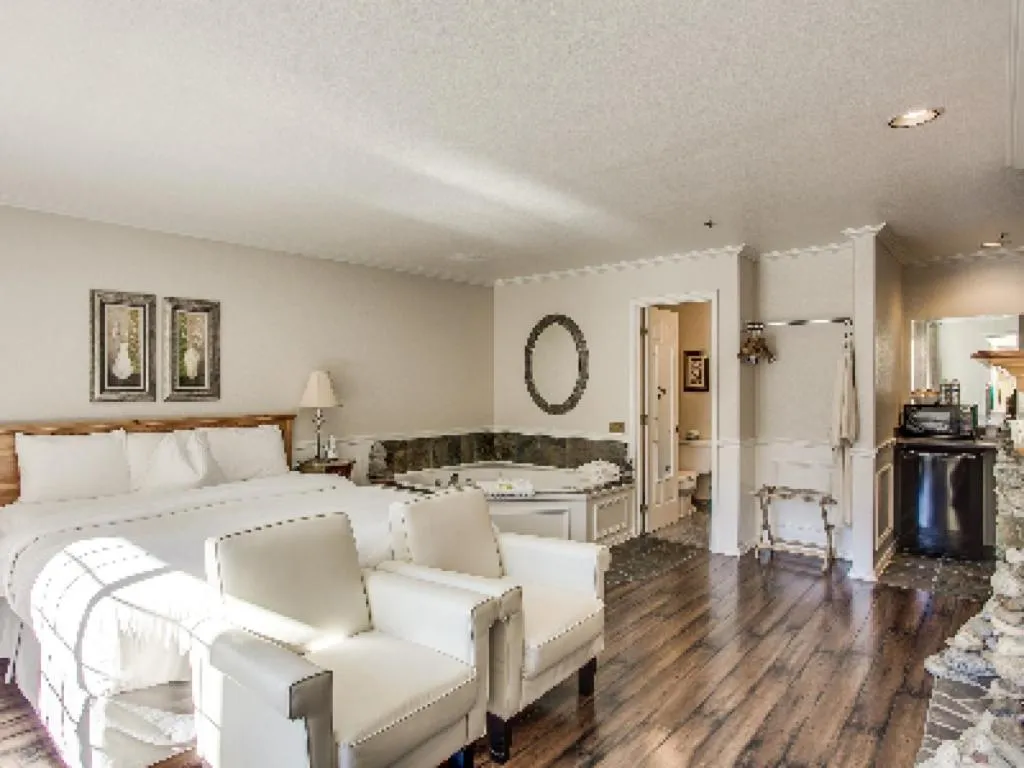 Bedroom, Bed in Leavenworth Village Inn