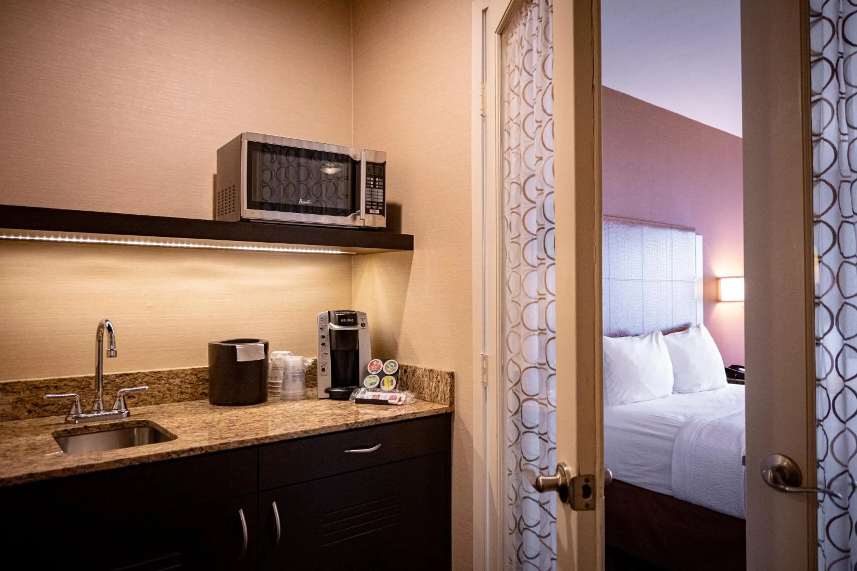 Kitchen or kitchenette, Bed in Best Western Plus Suites Hotel Coronado Island