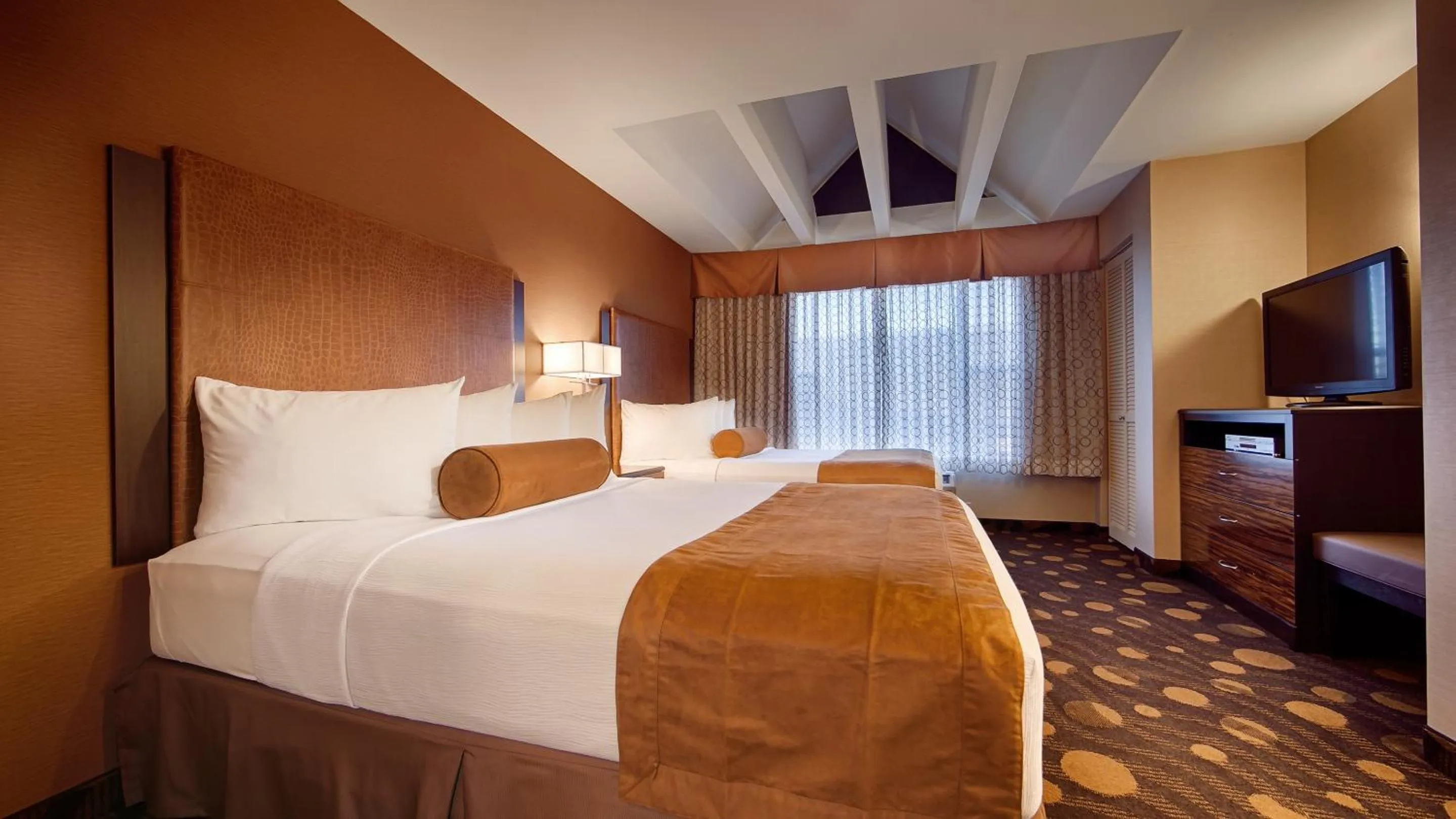 Photo of the whole room, Bed in Best Western Plus Suites Hotel Coronado Island
