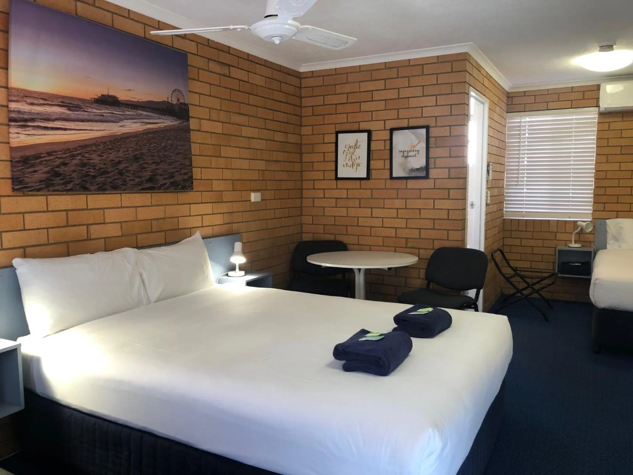 Bed in Bosuns Inn Motel