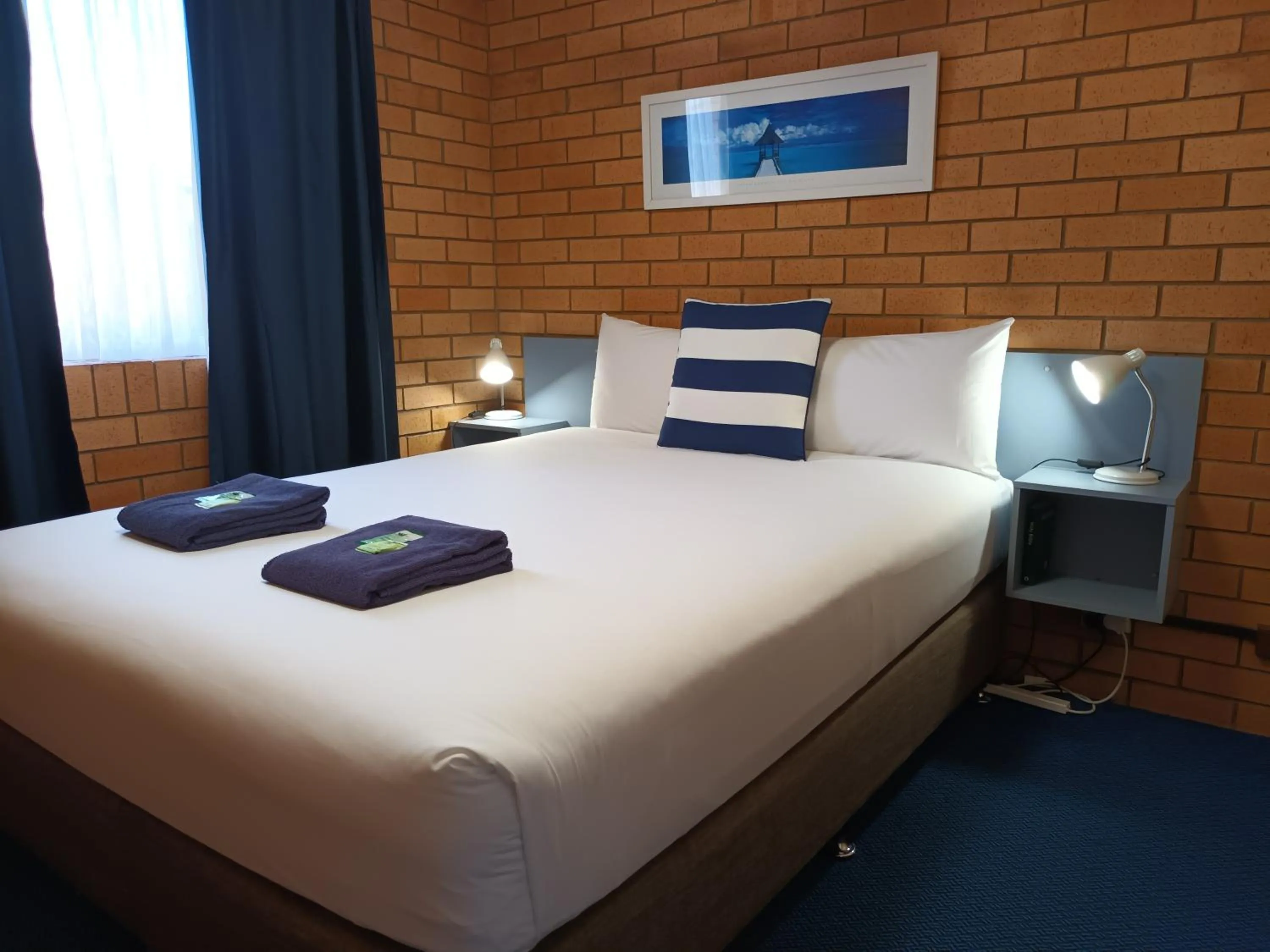 Bed in Bosuns Inn Motel