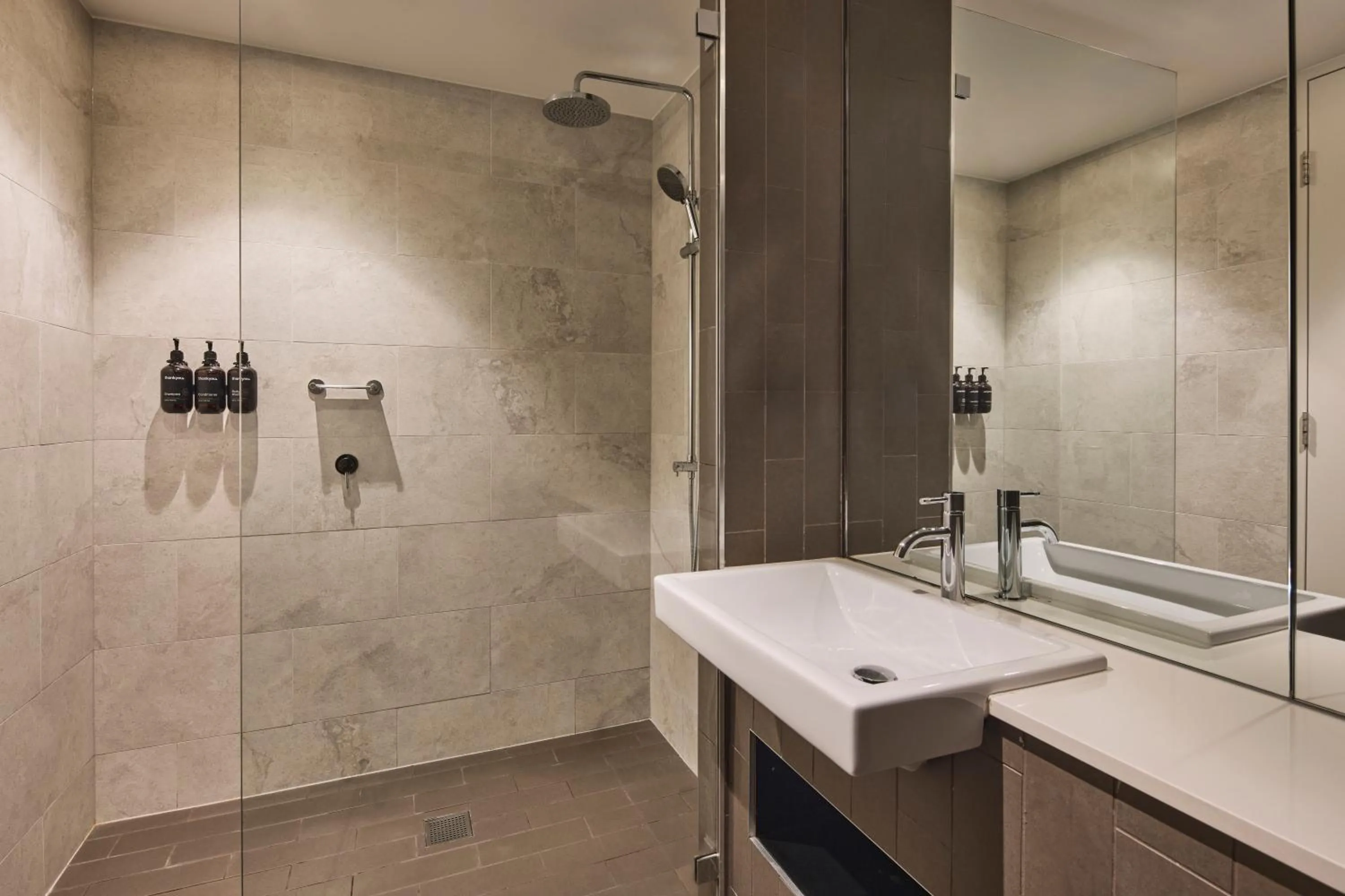 Shower in Rydges Sydney Airport Hotel