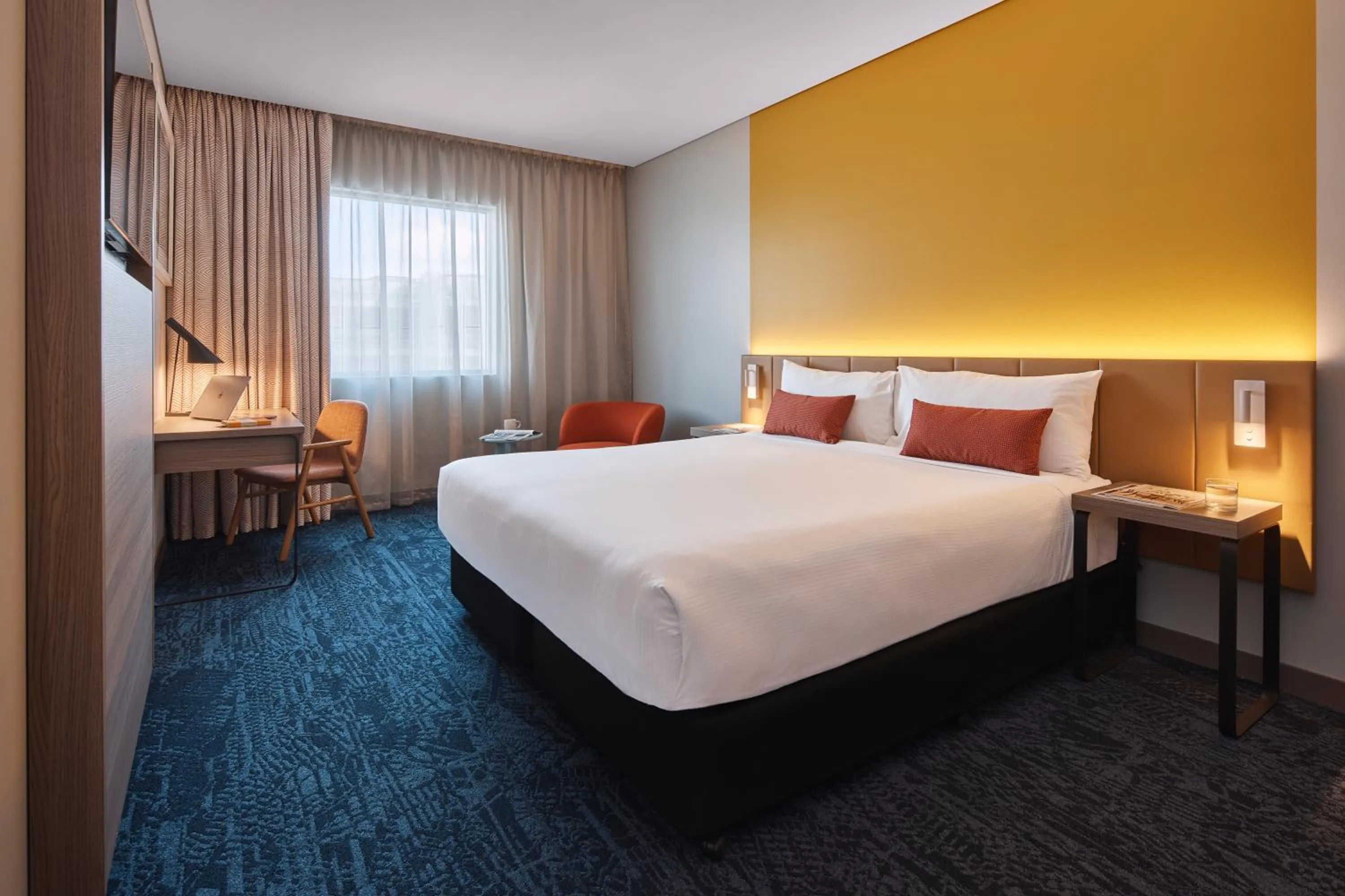 Photo of the whole room, Bed in Rydges Sydney Airport Hotel