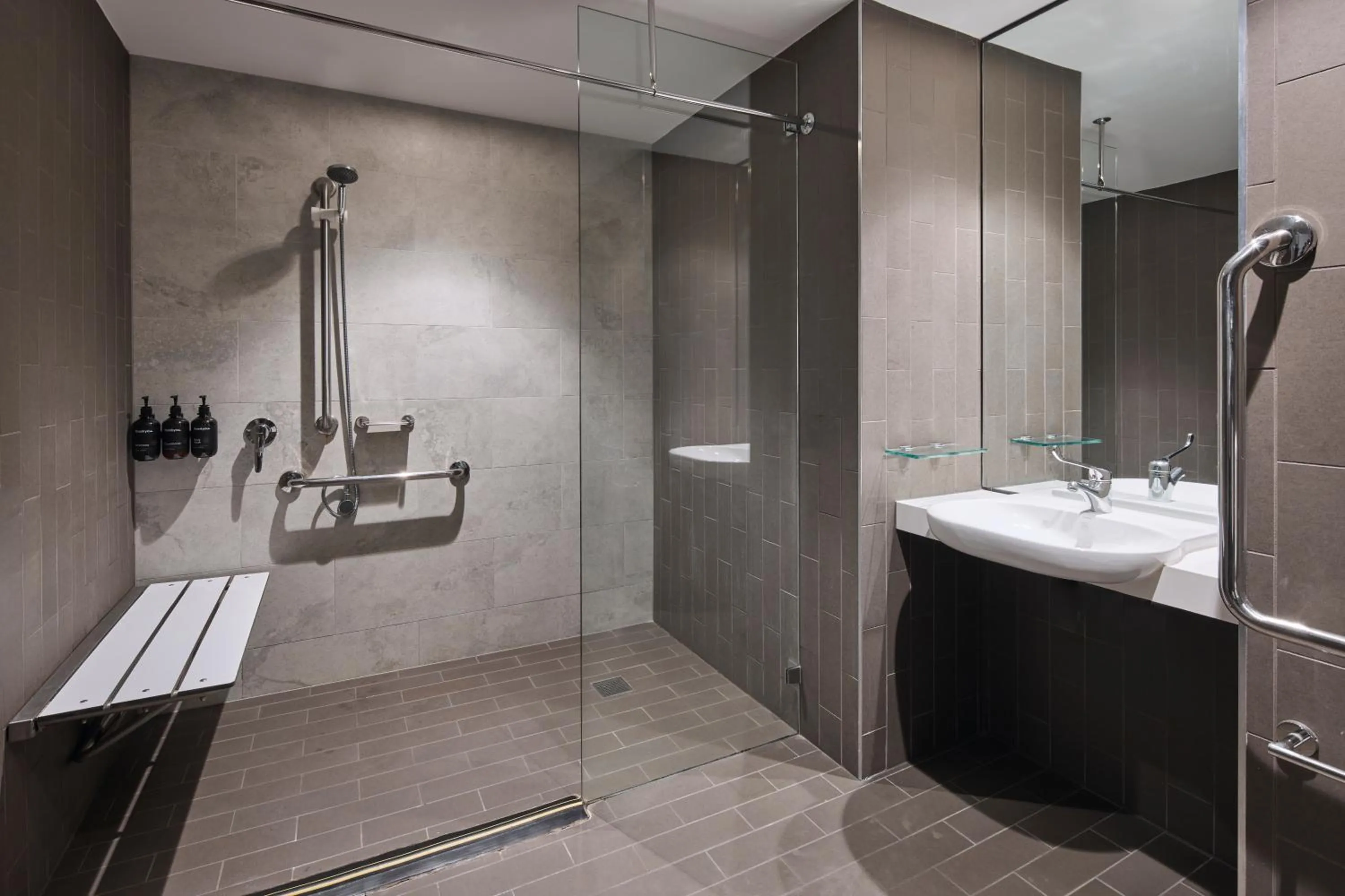 Shower in Rydges Sydney Airport Hotel