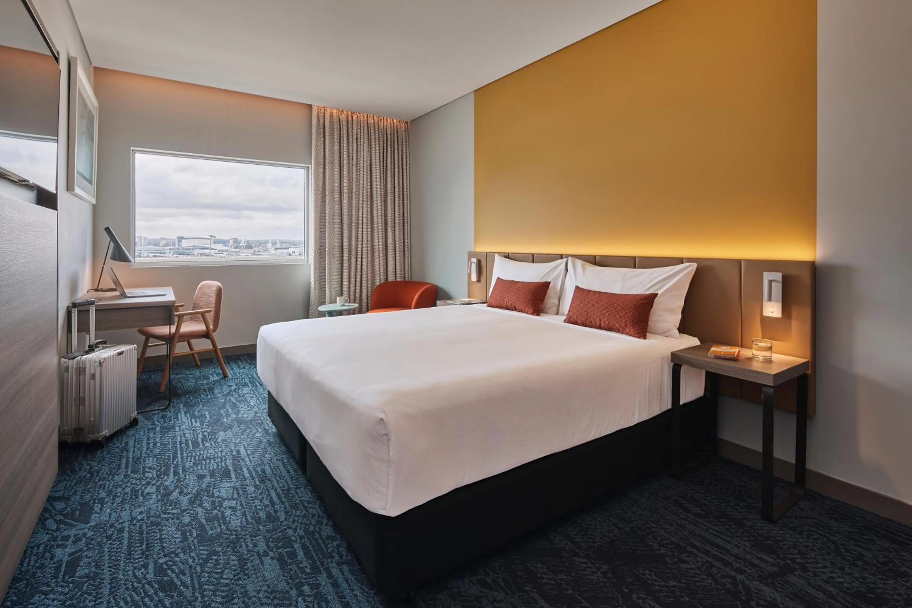 Photo of the whole room, Bed in Rydges Sydney Airport Hotel
