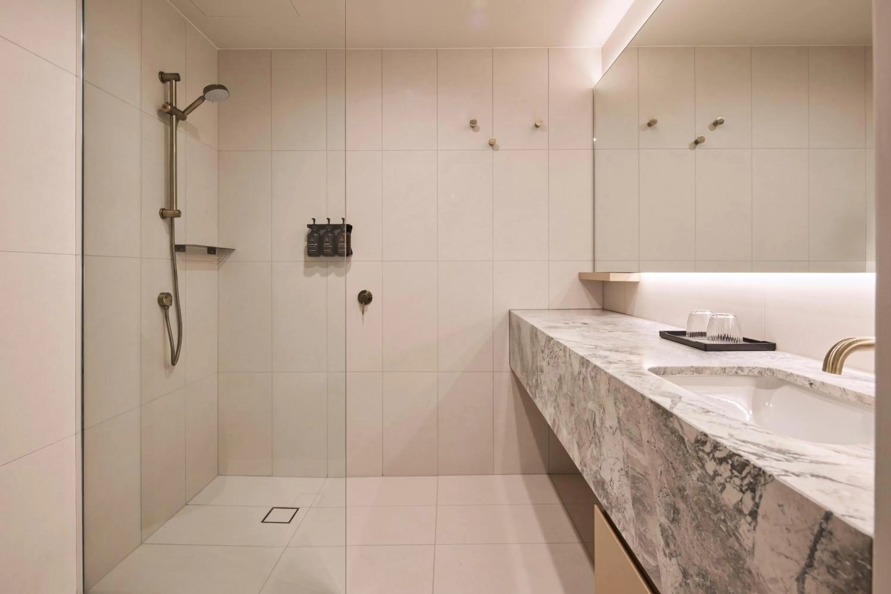 Shower in Rydges Sydney Airport Hotel