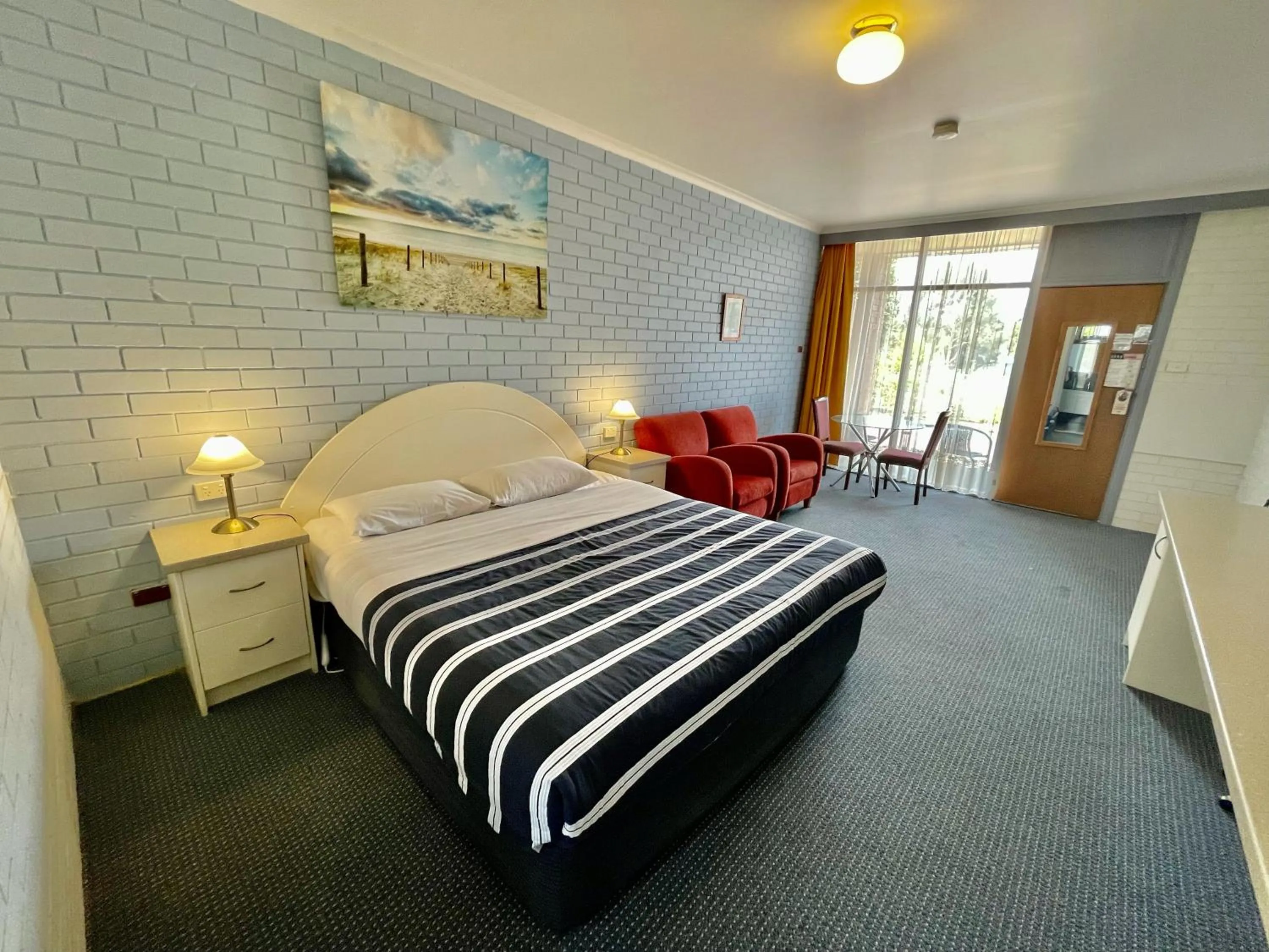 Bedroom, Bed in Statesman Motor Inn