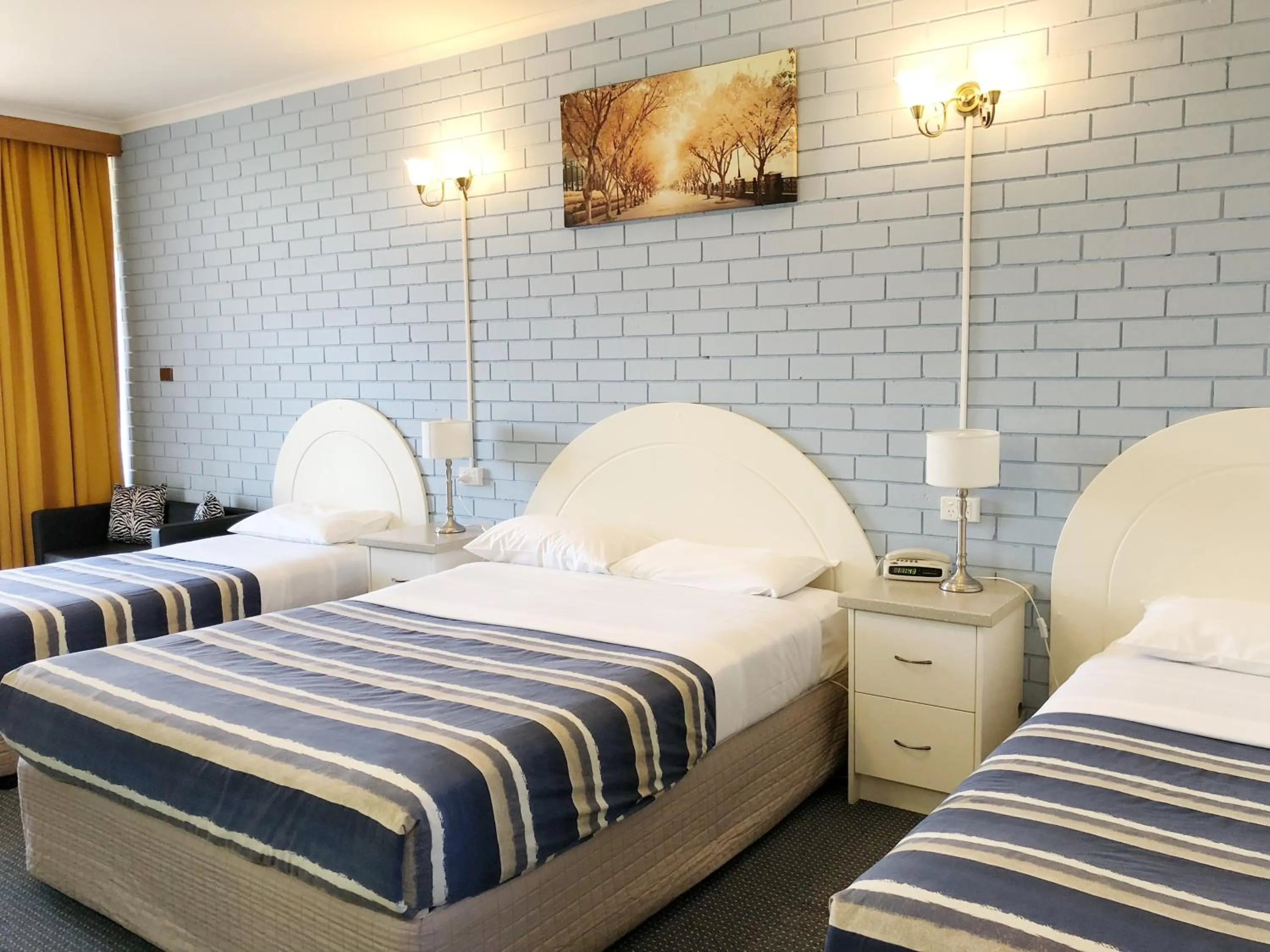 Bedroom, Bed in Statesman Motor Inn