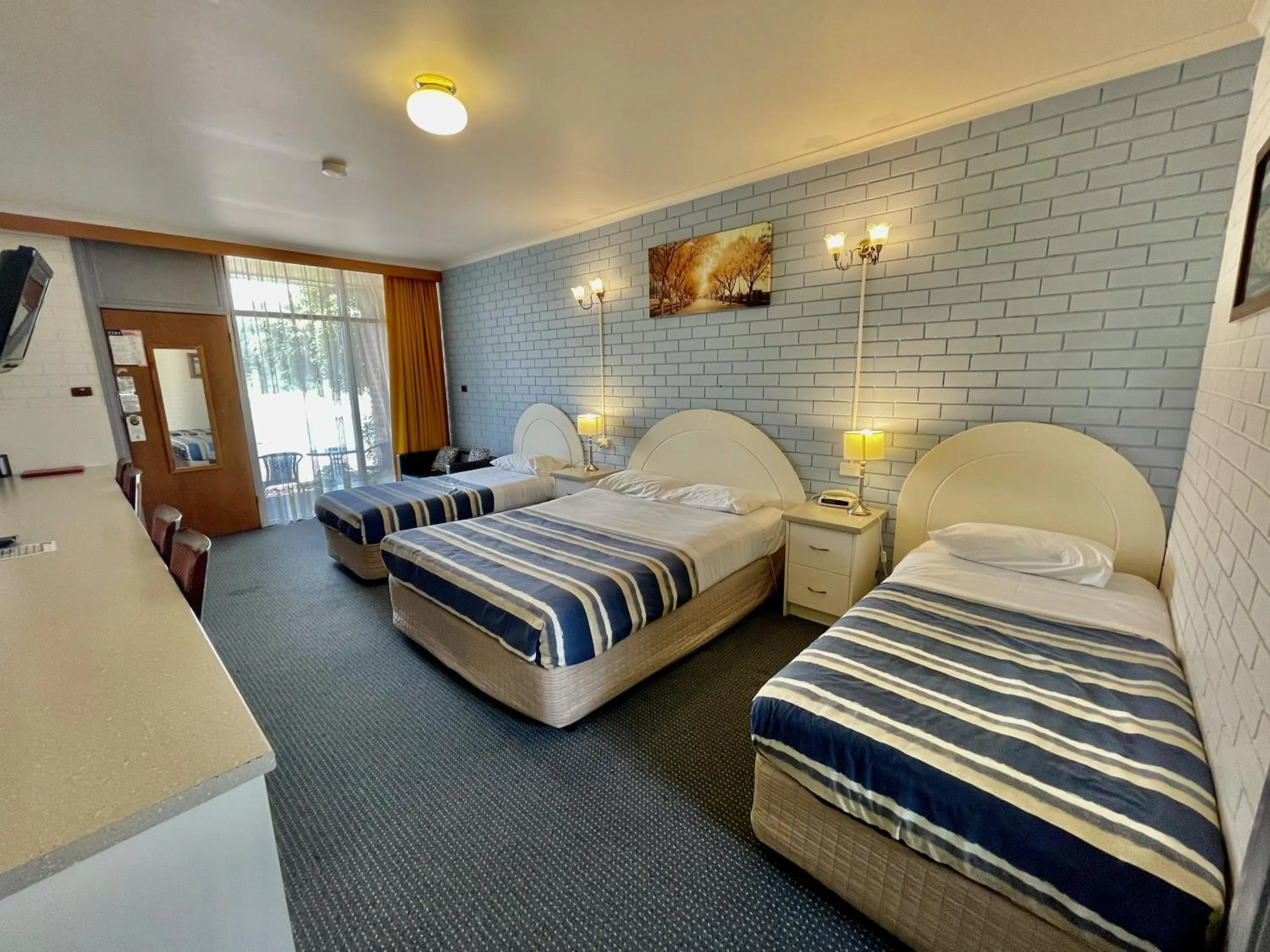 Bedroom, Bed in Statesman Motor Inn