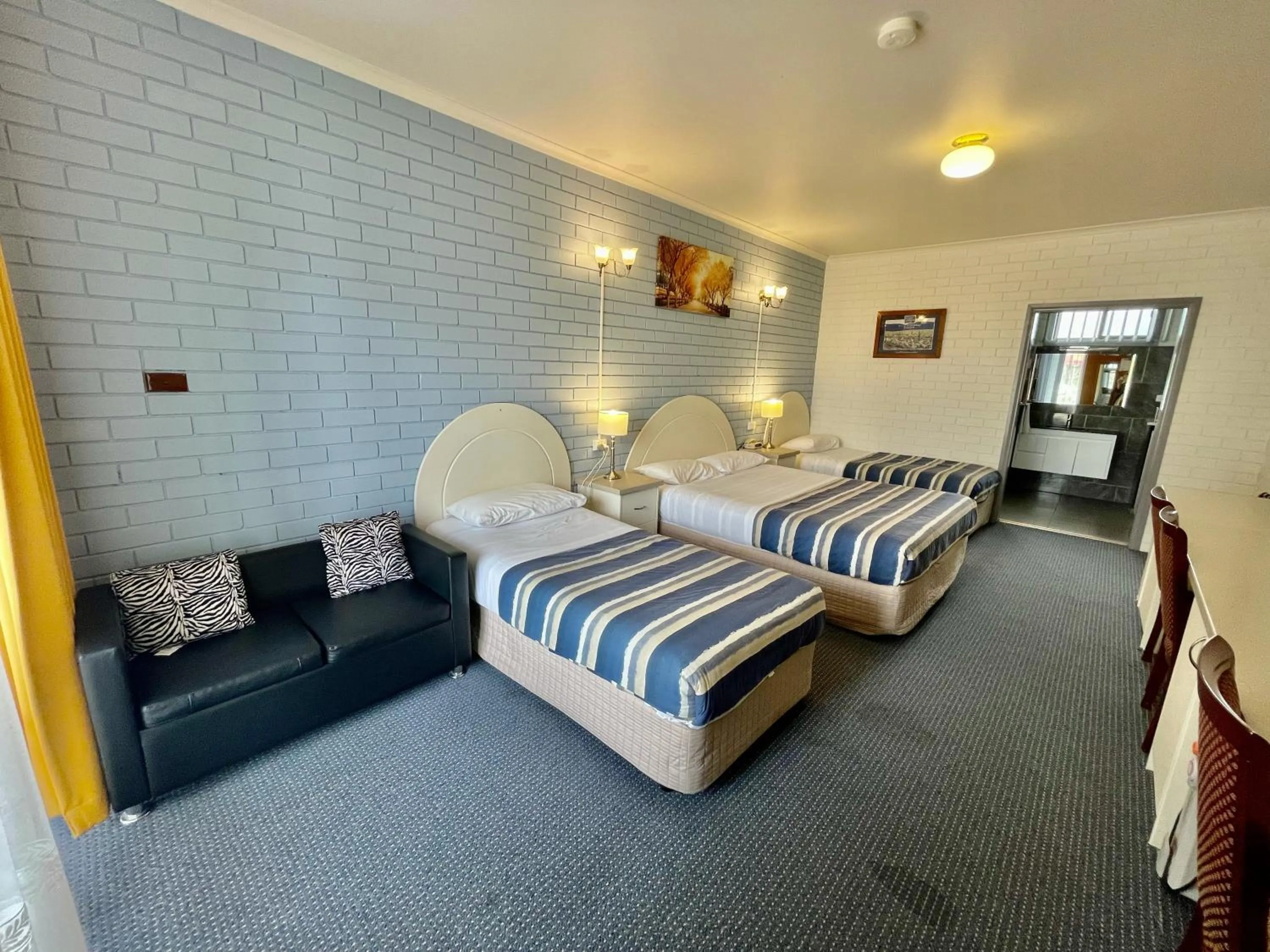 Bedroom, Bed in Statesman Motor Inn