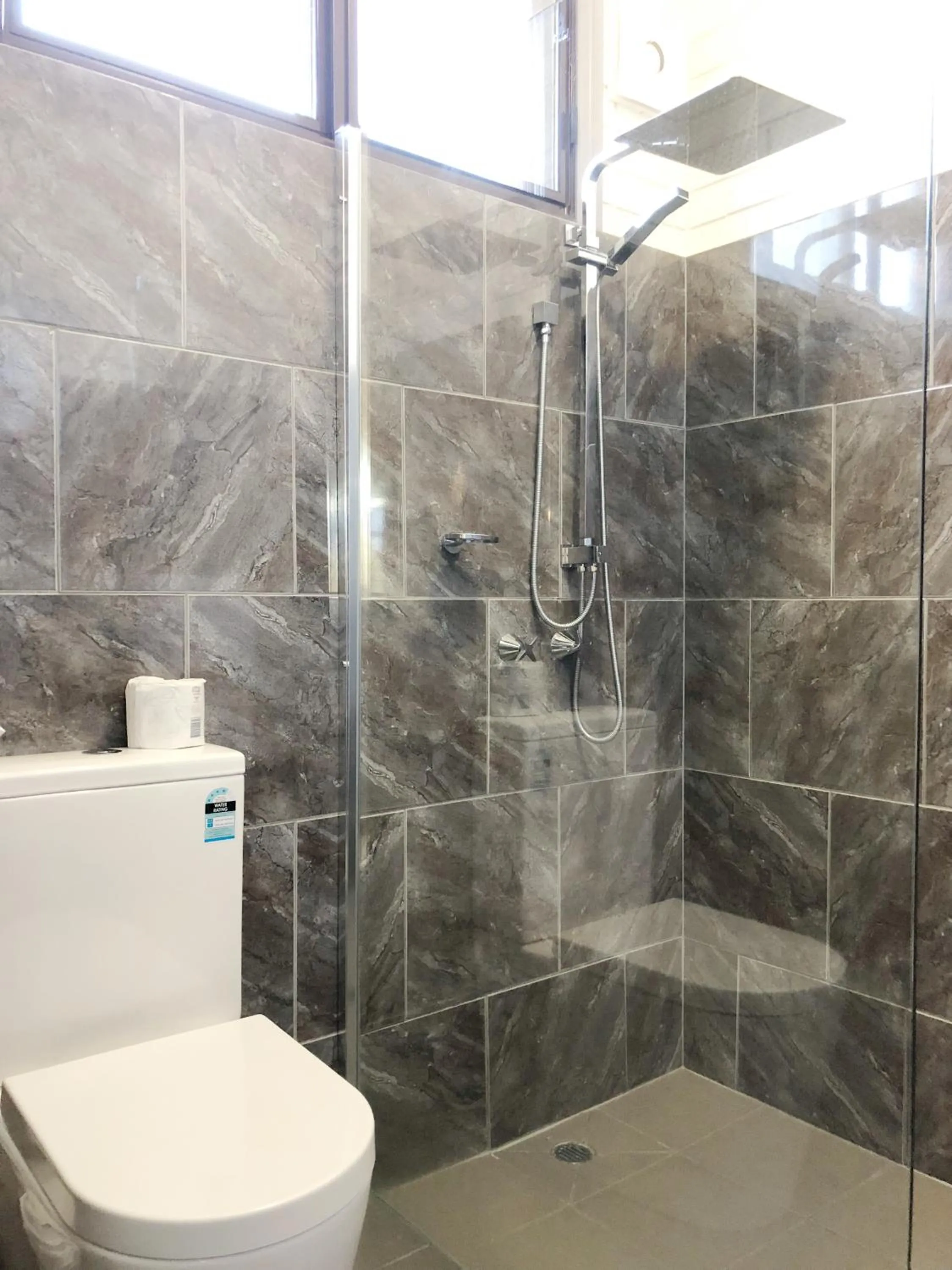 Bathroom in Statesman Motor Inn