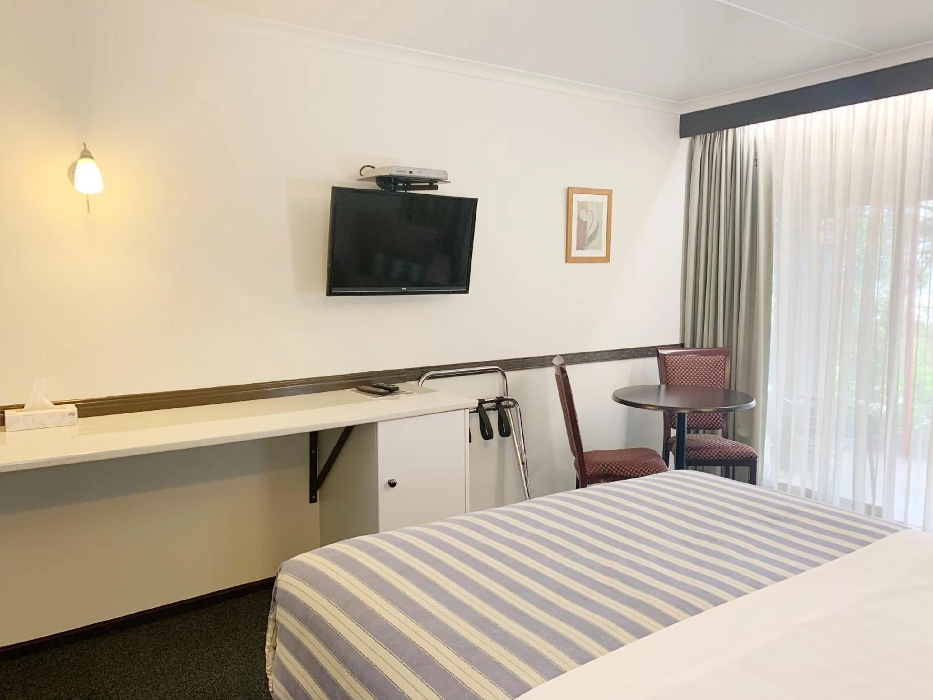 Bedroom, Bed in Statesman Motor Inn