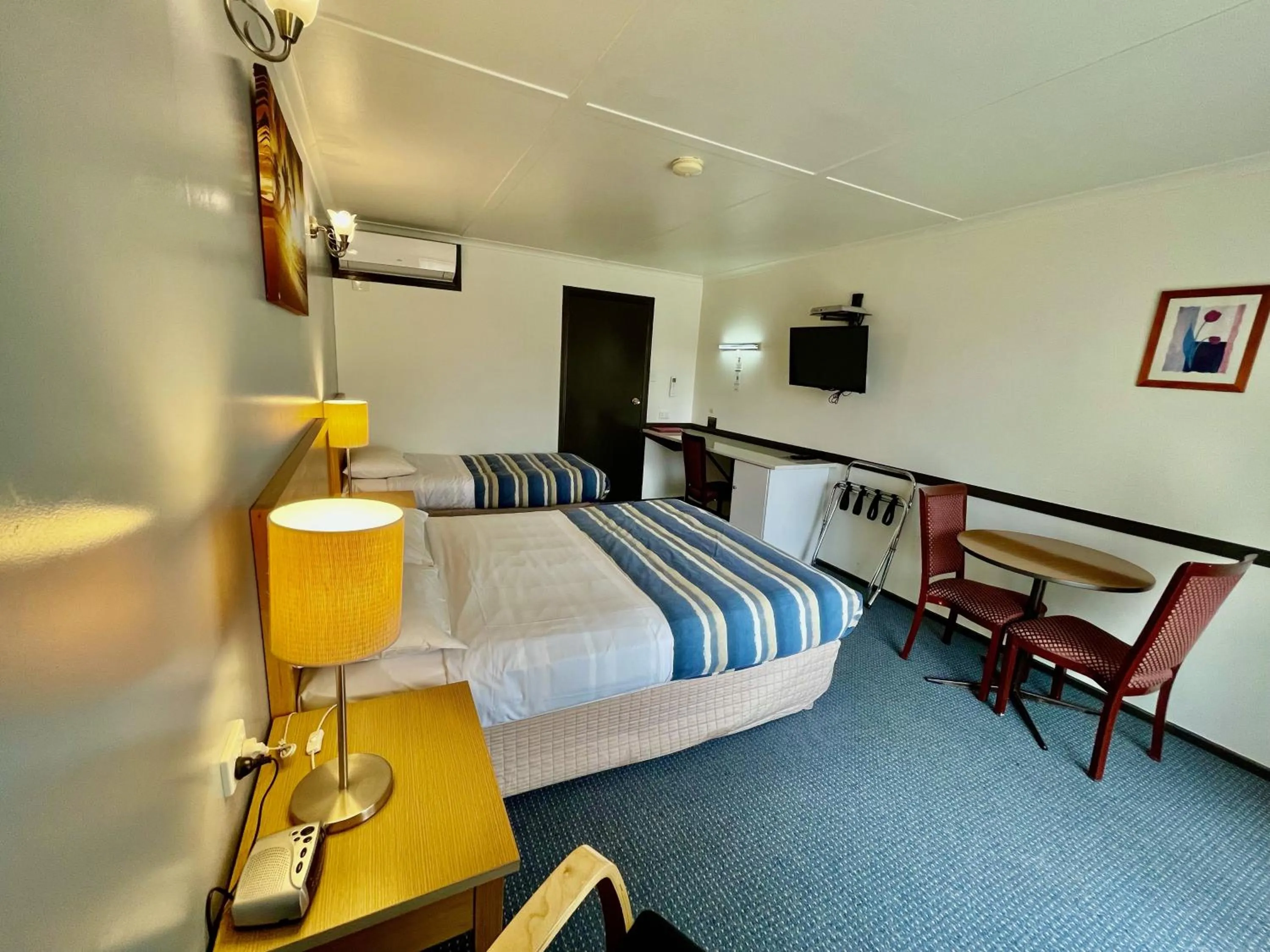 Bedroom, Bed in Statesman Motor Inn