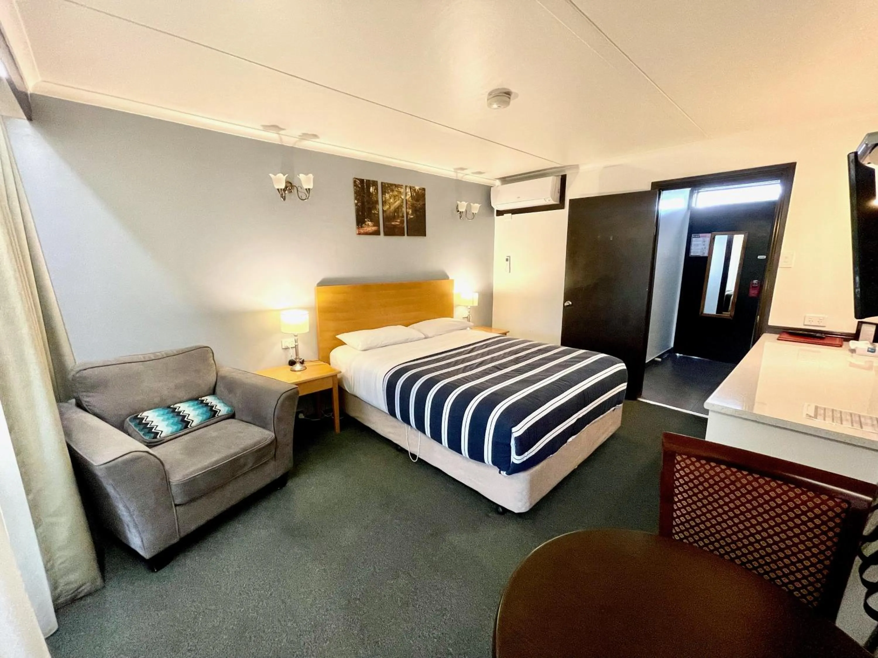 Bedroom, Bed in Statesman Motor Inn