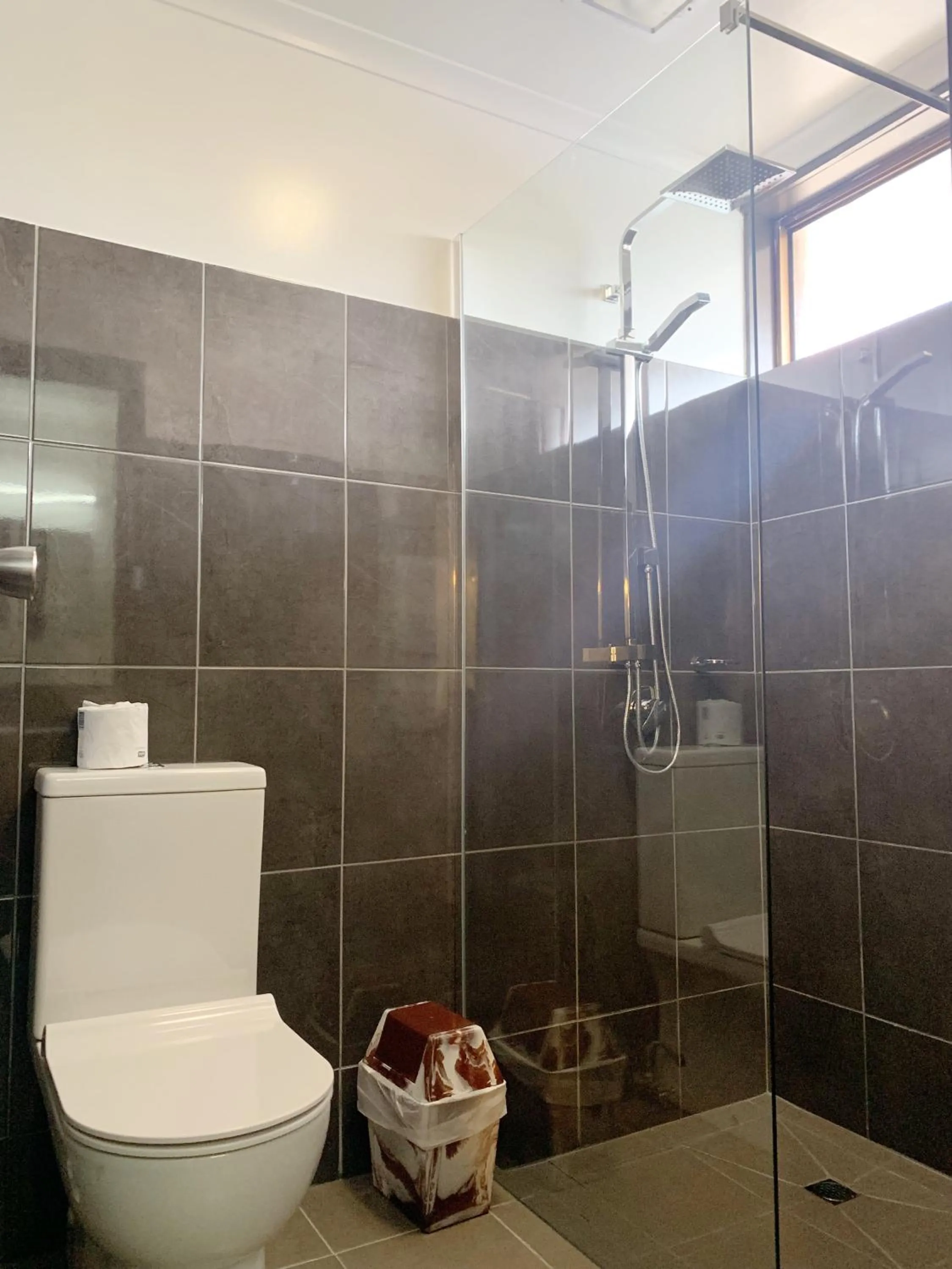 Bathroom in Statesman Motor Inn