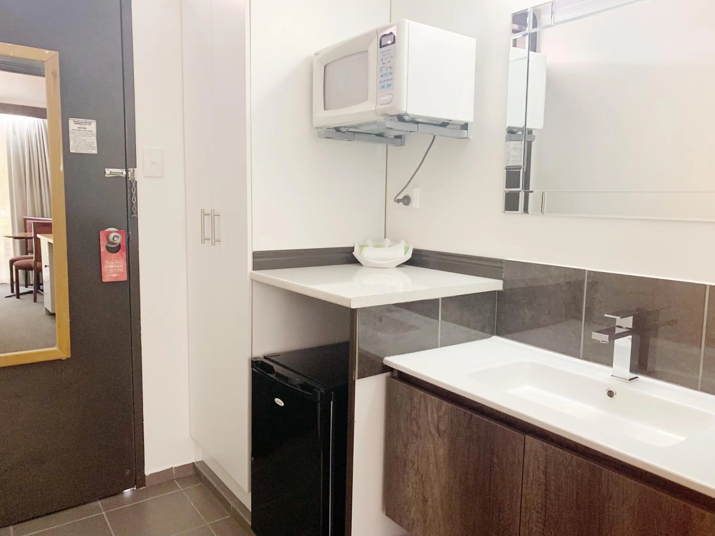 Bathroom in Statesman Motor Inn