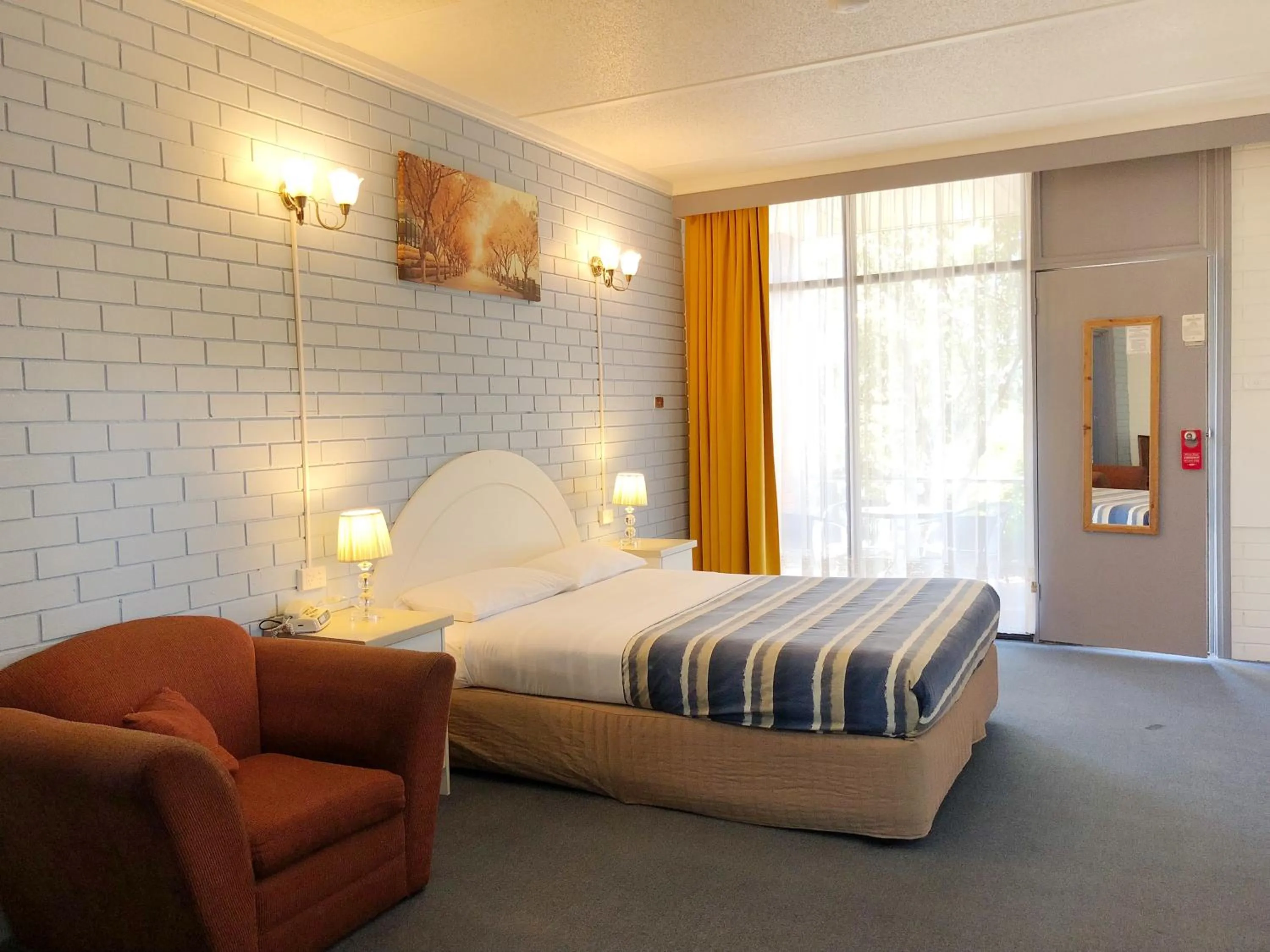 Bedroom, Bed in Statesman Motor Inn