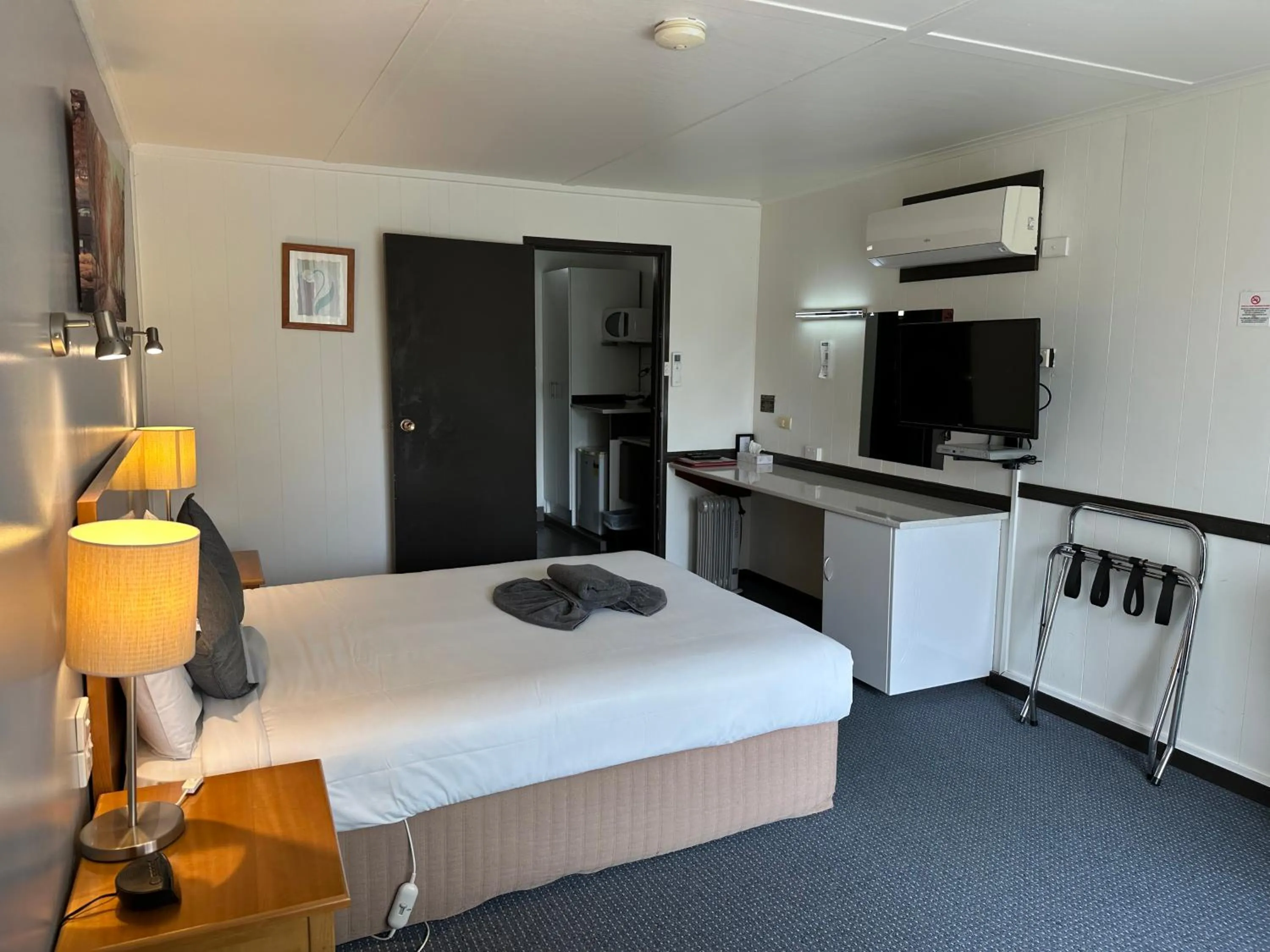 Bedroom, Bed in Statesman Motor Inn