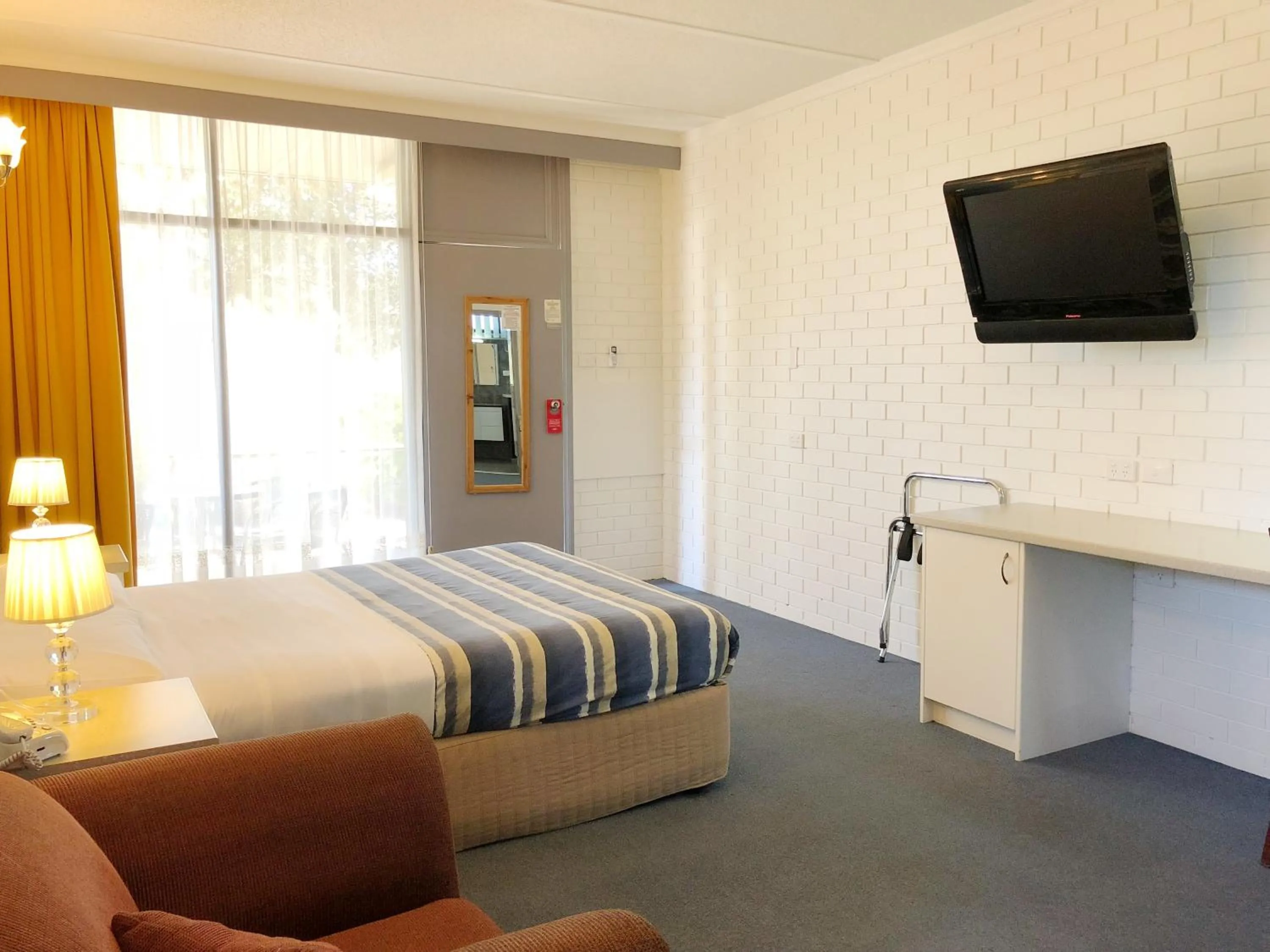 Bedroom, Bed in Statesman Motor Inn