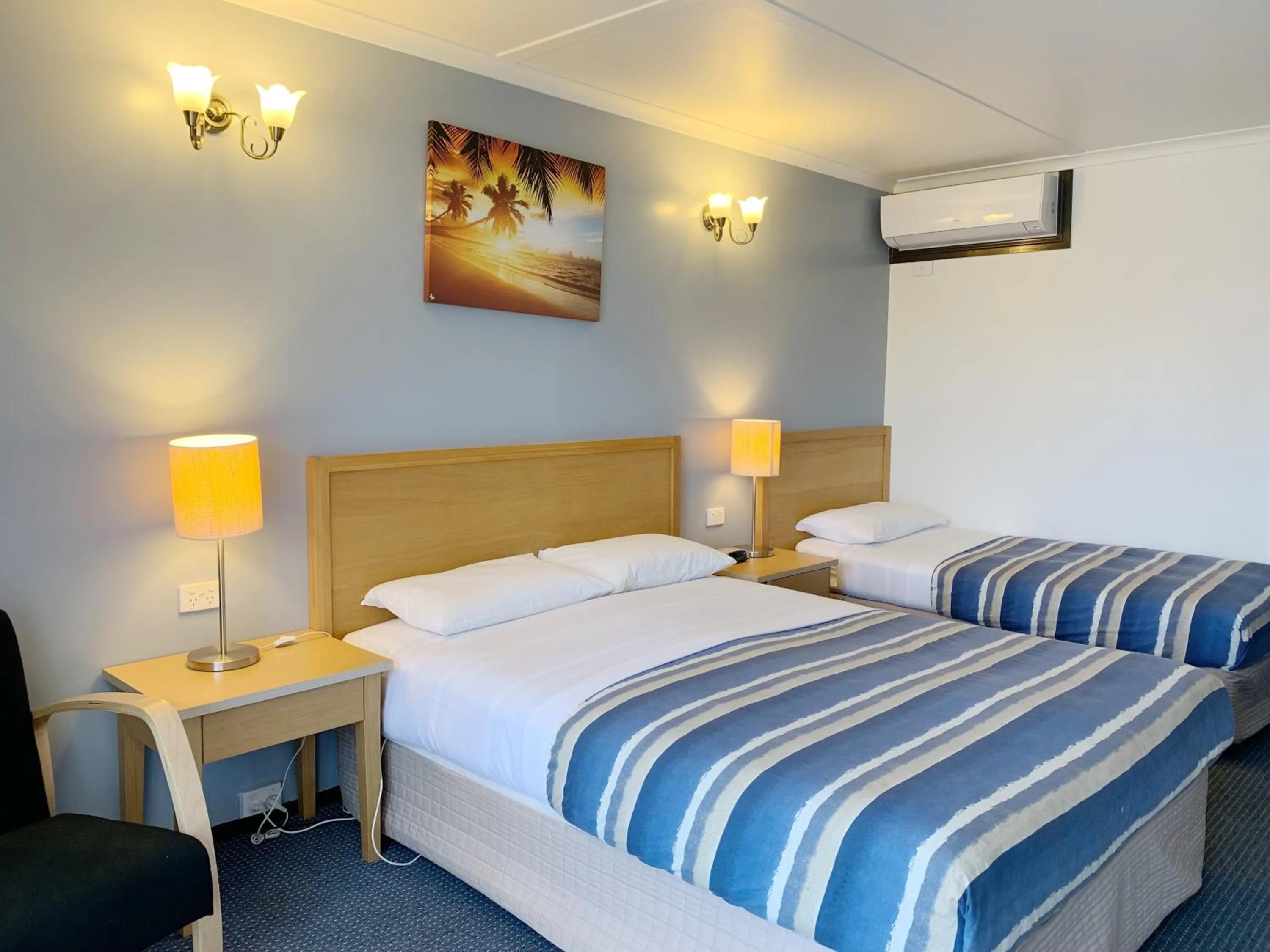 Bedroom, Bed in Statesman Motor Inn