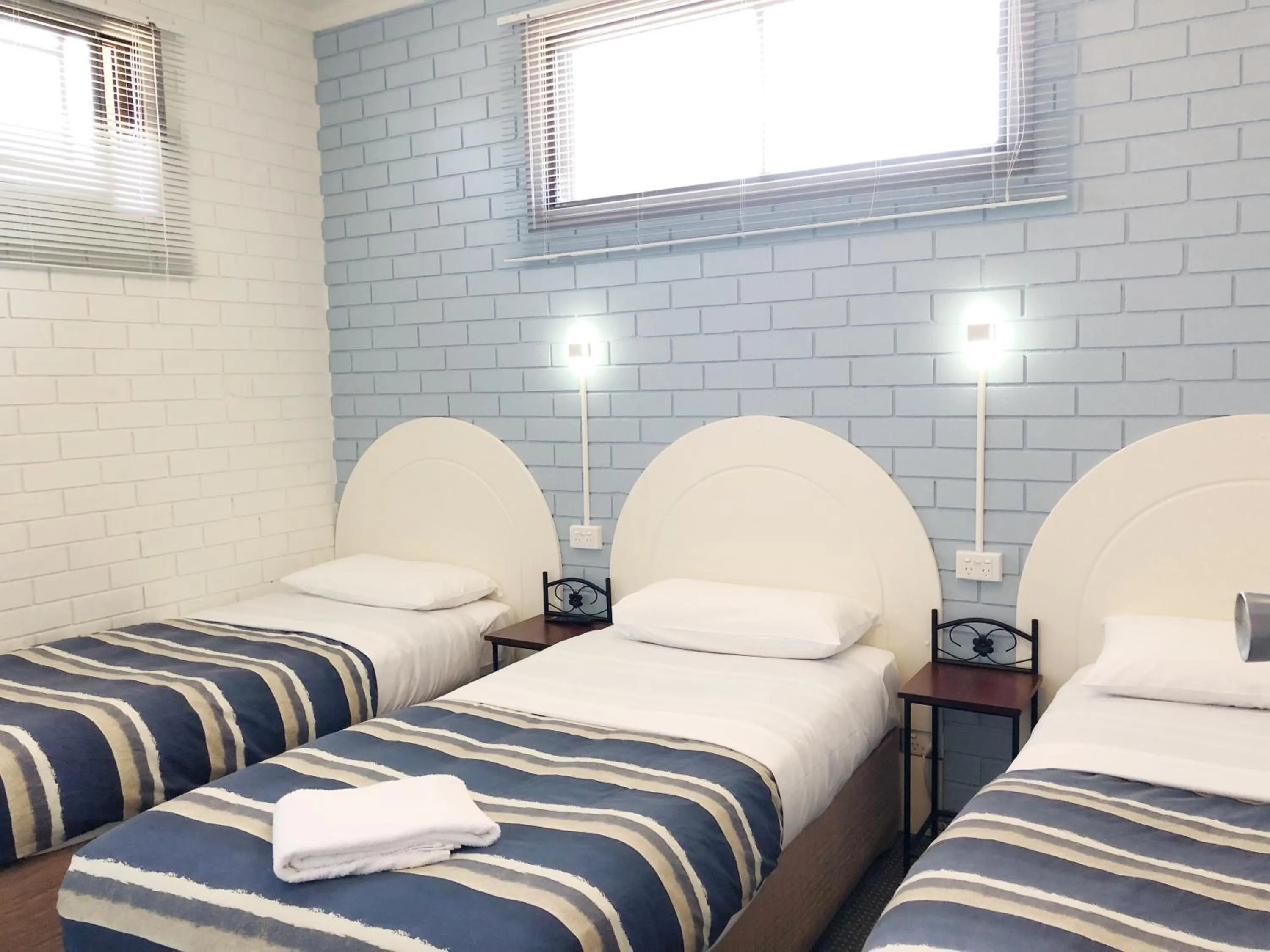 Bedroom, Bed in Statesman Motor Inn