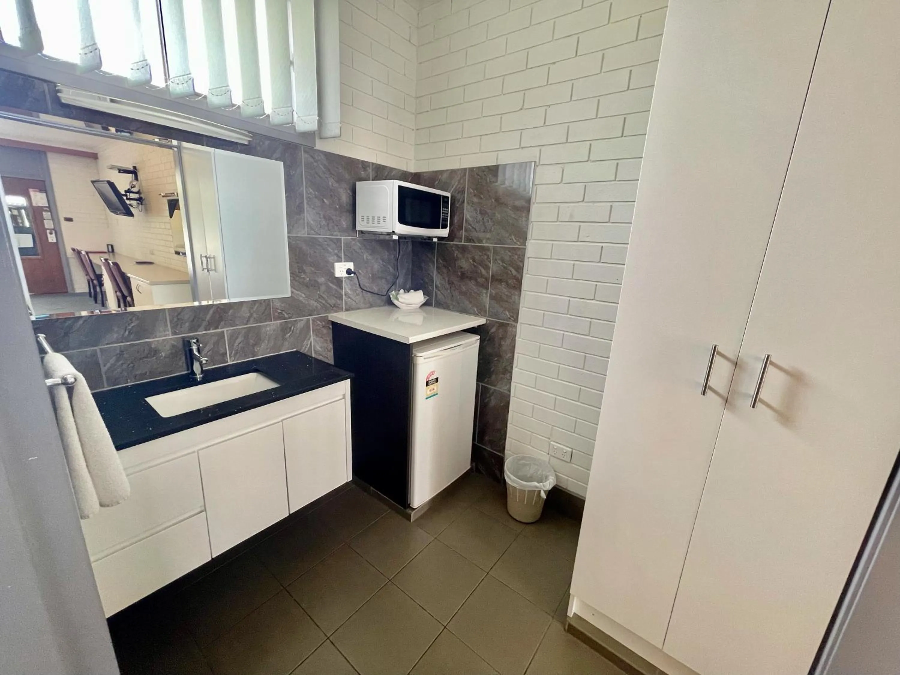 Bathroom in Statesman Motor Inn