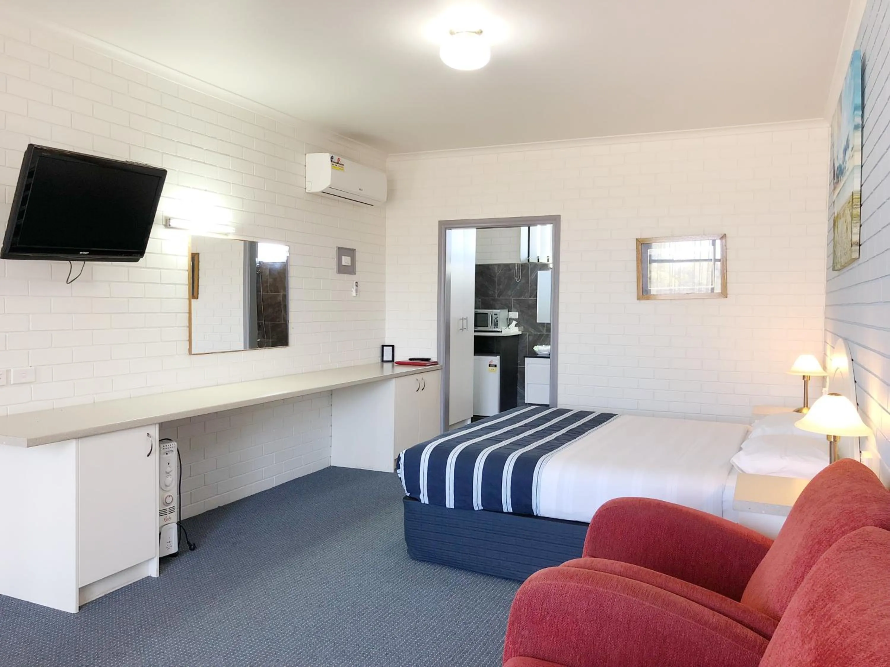 Bedroom in Statesman Motor Inn