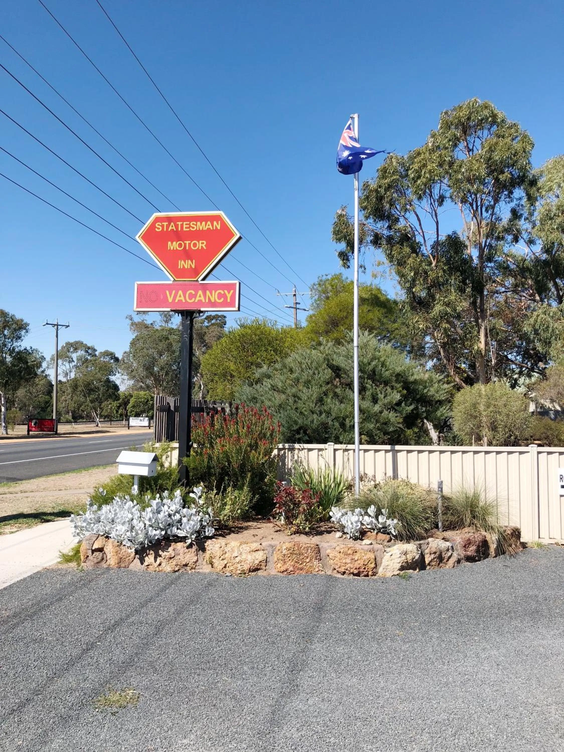 Property logo or sign in Statesman Motor Inn