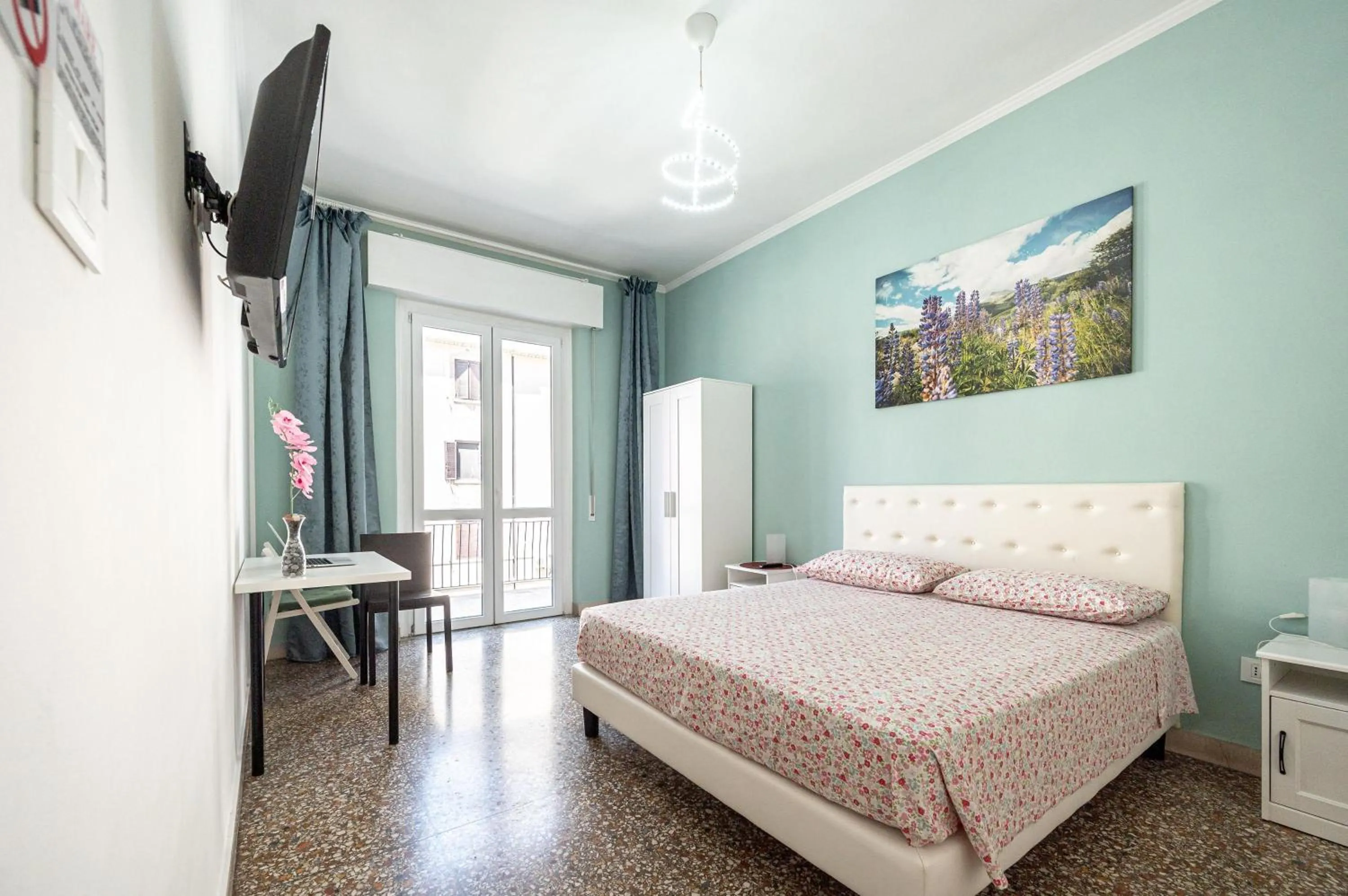 Bed in Caracciolo Apartment - Metro San Giovanni